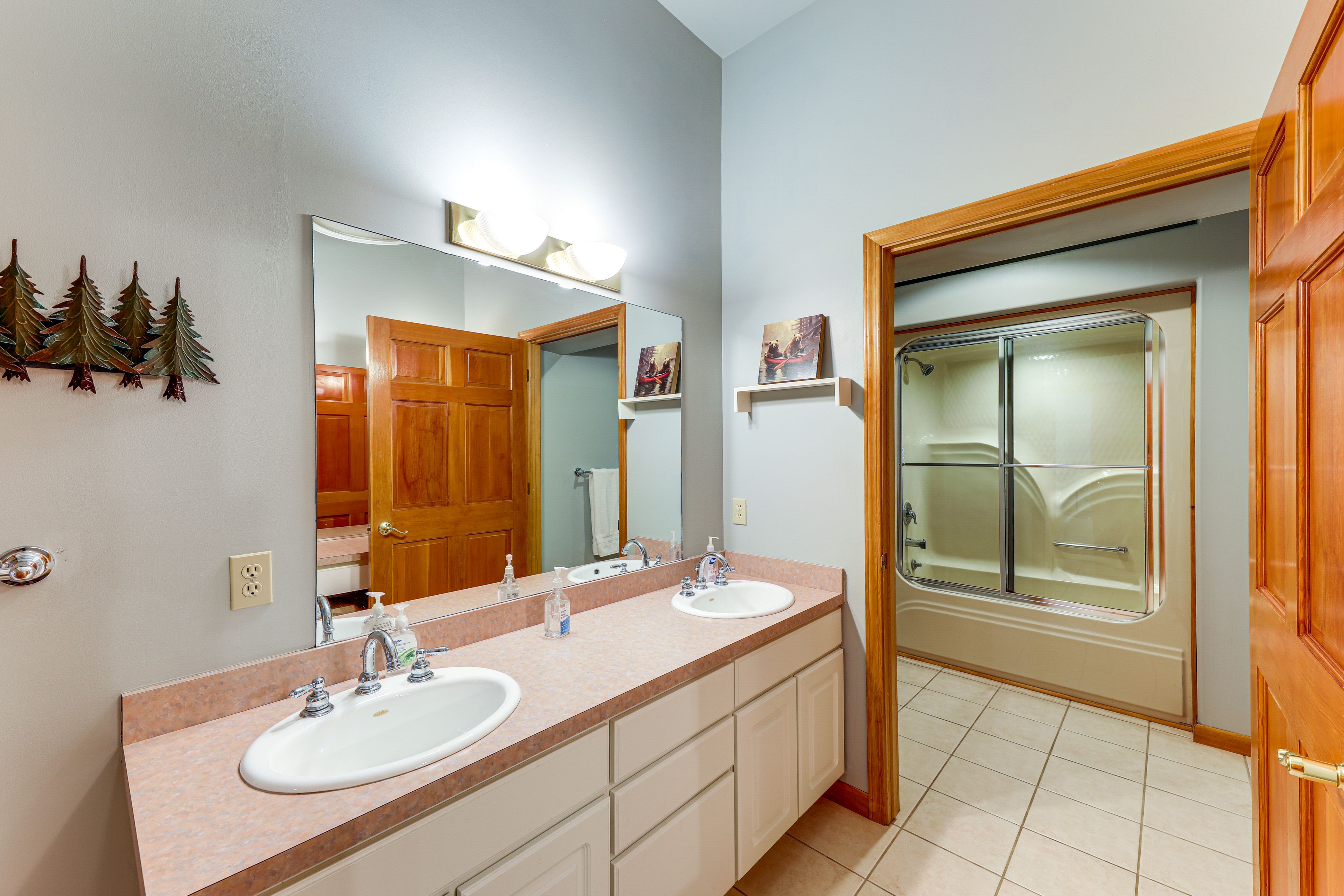 Bathroom | Bathtub/Shower | Lower Level