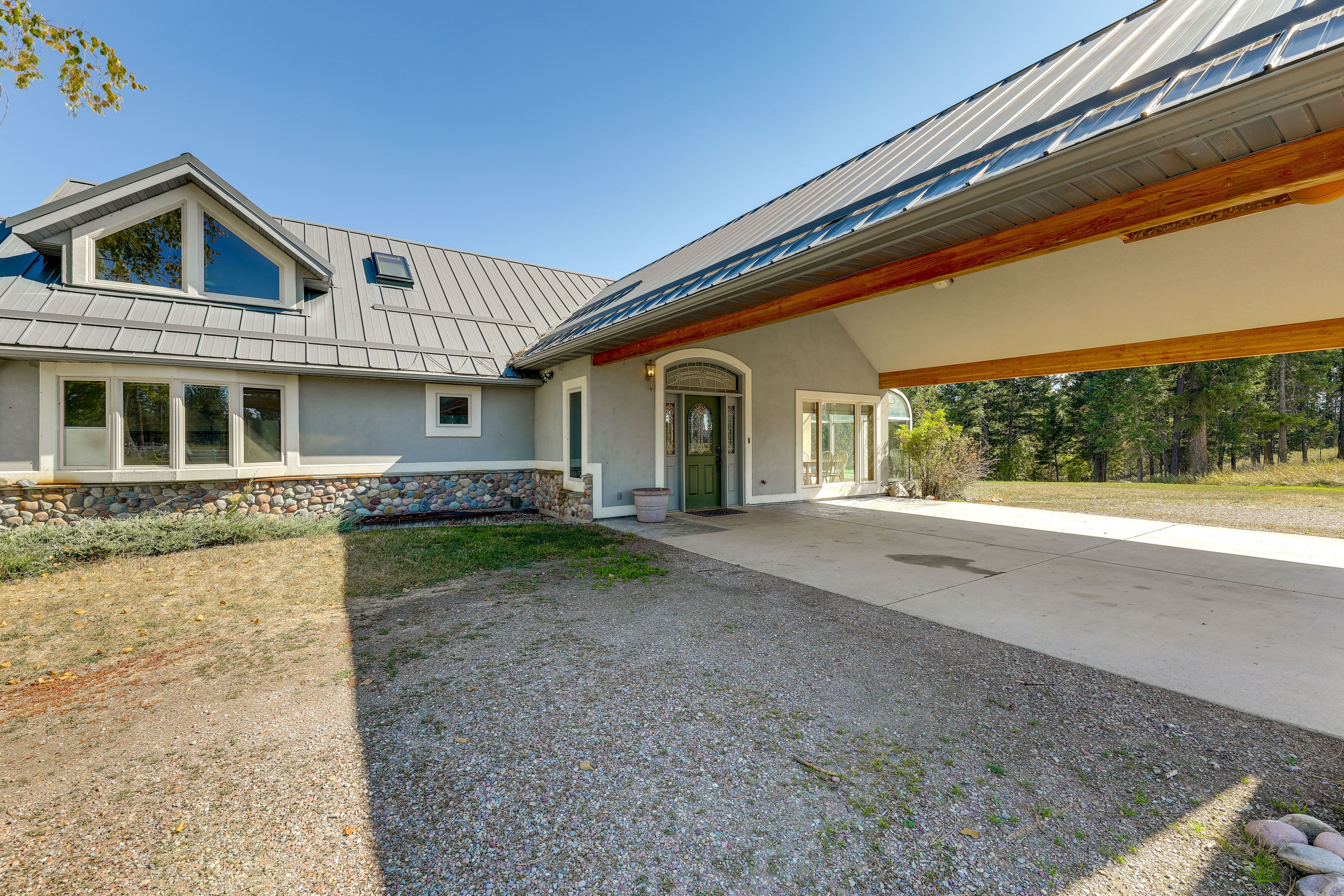 Parking | Driveway (6 Vehicles) | Trailer Parking Allowed