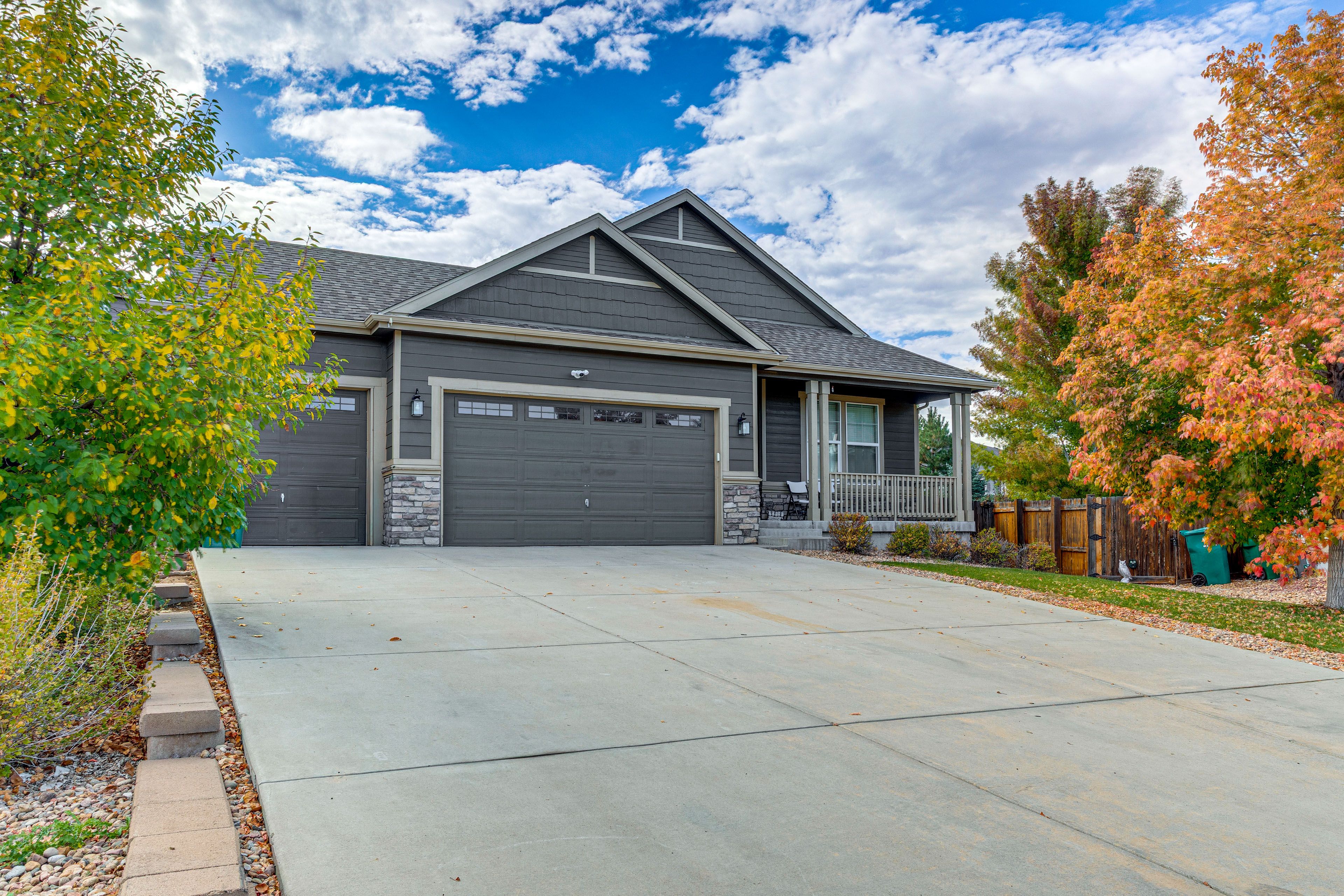 Parking | Driveway (1 Vehicle) | Garage (3 Vehicles)