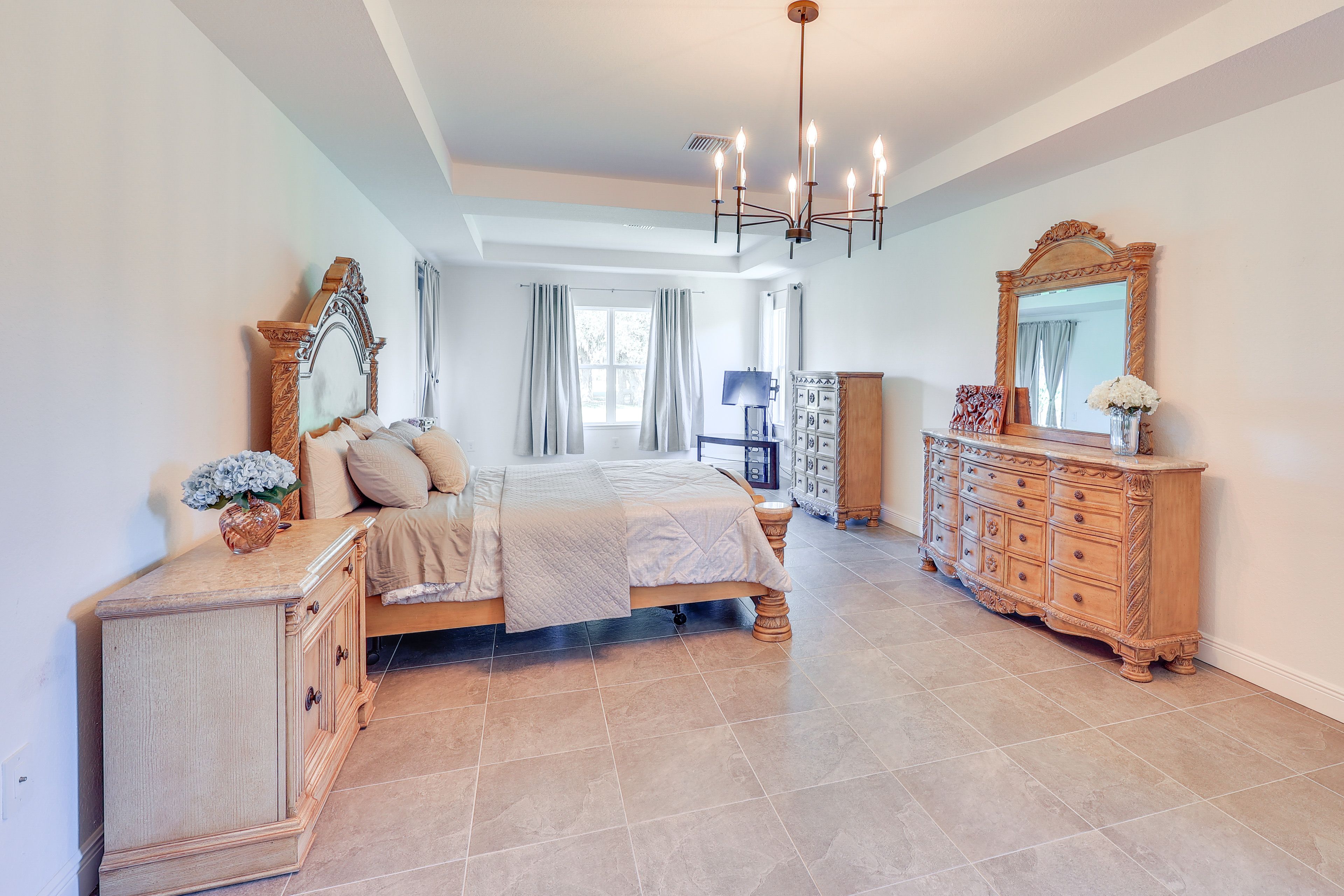 Bedroom 1 | Queen Bed | En-Suite Bathroom
