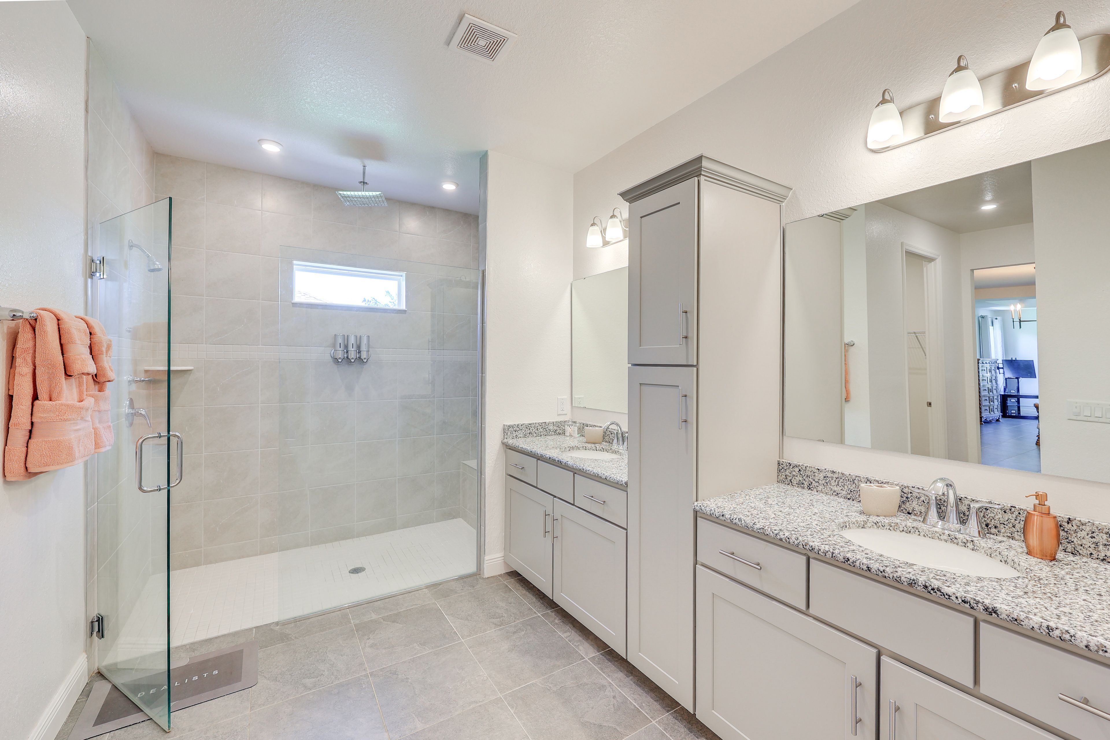 Full Bathroom | Towels Provided