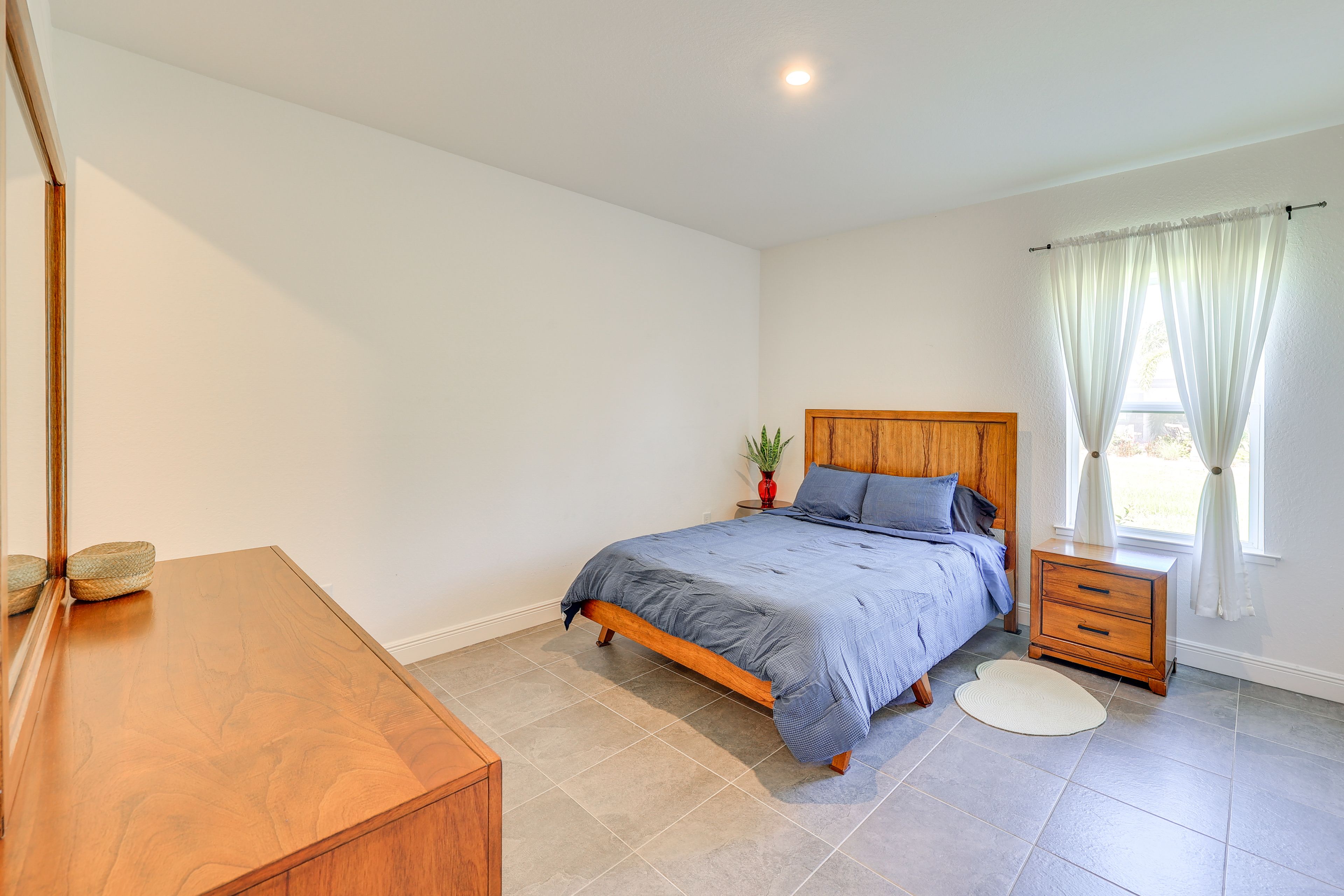 Bedroom 3 | Queen Bed