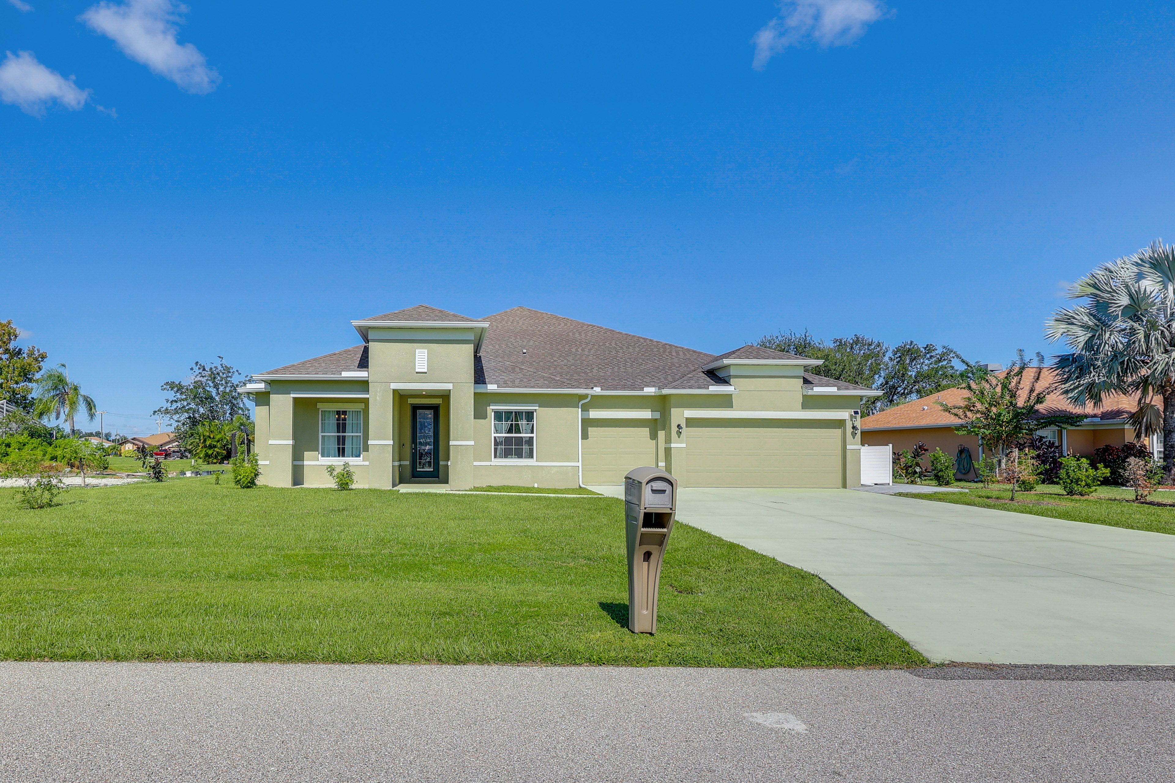 Exterior | Parking | Driveway (4 Vehicles)