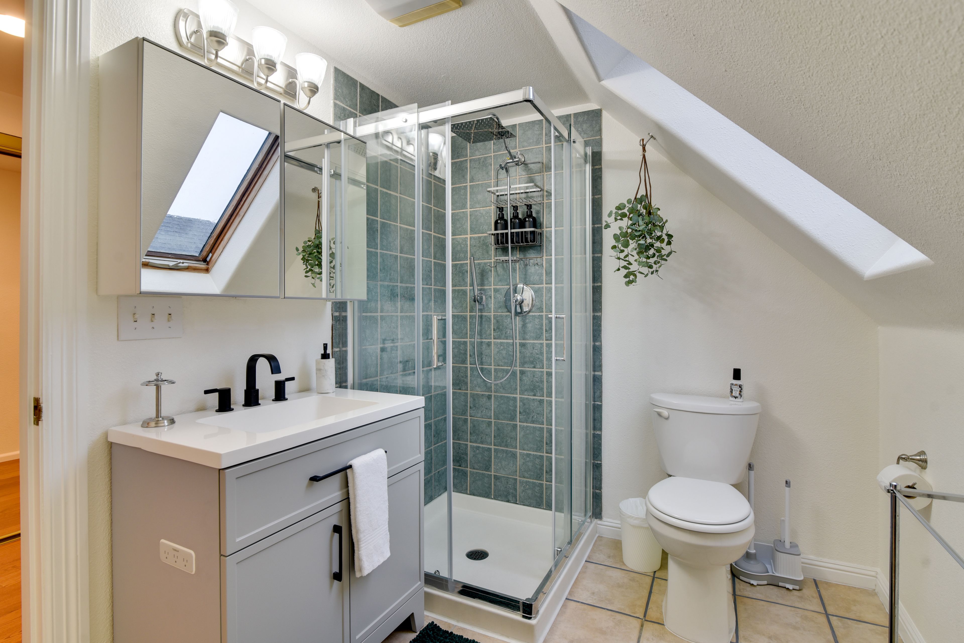 Full Bathroom | 2nd Floor