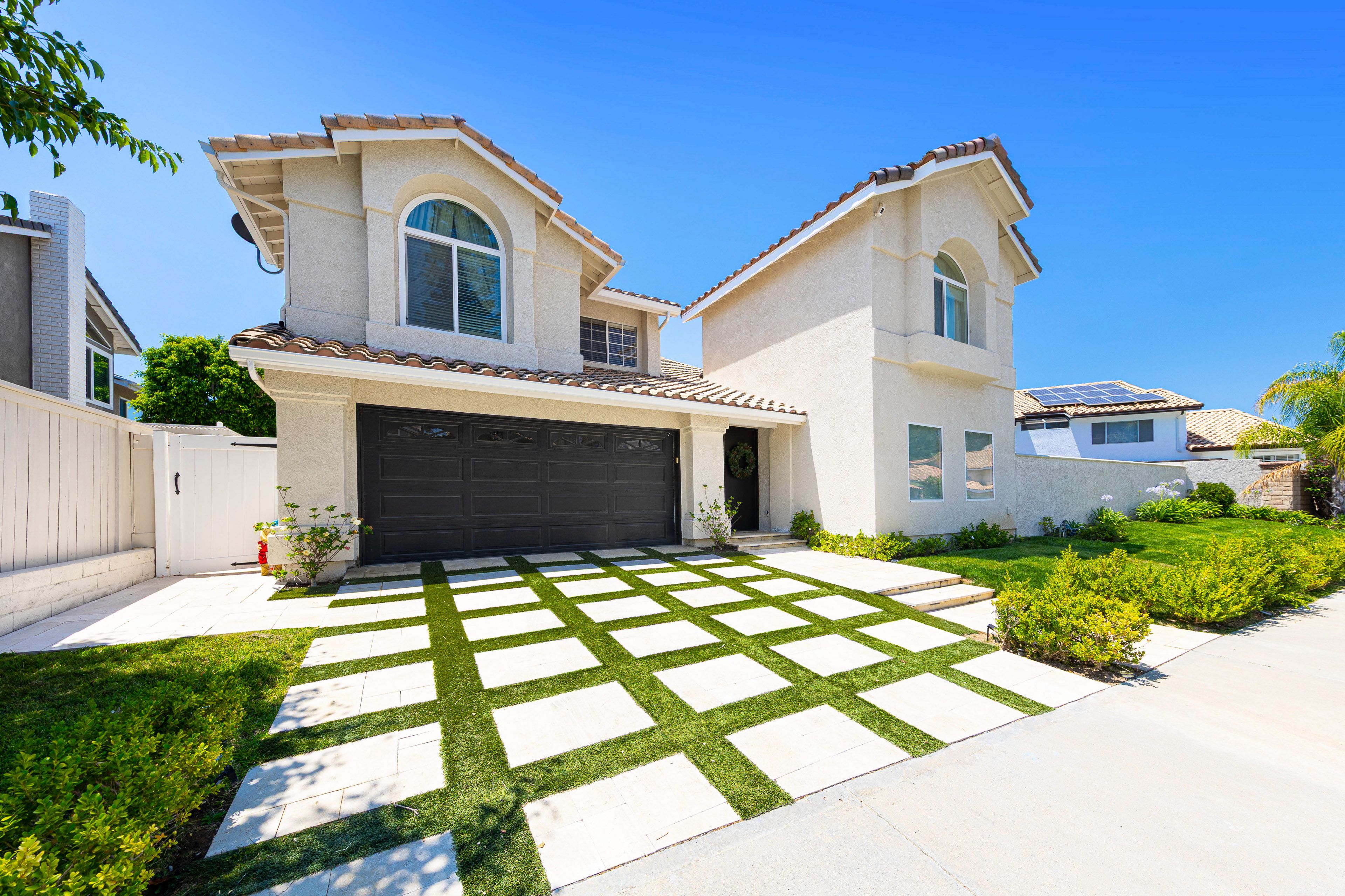 Exterior | Parking | Driveway (2 Vehicles) | Front of House (2 Vehicles)