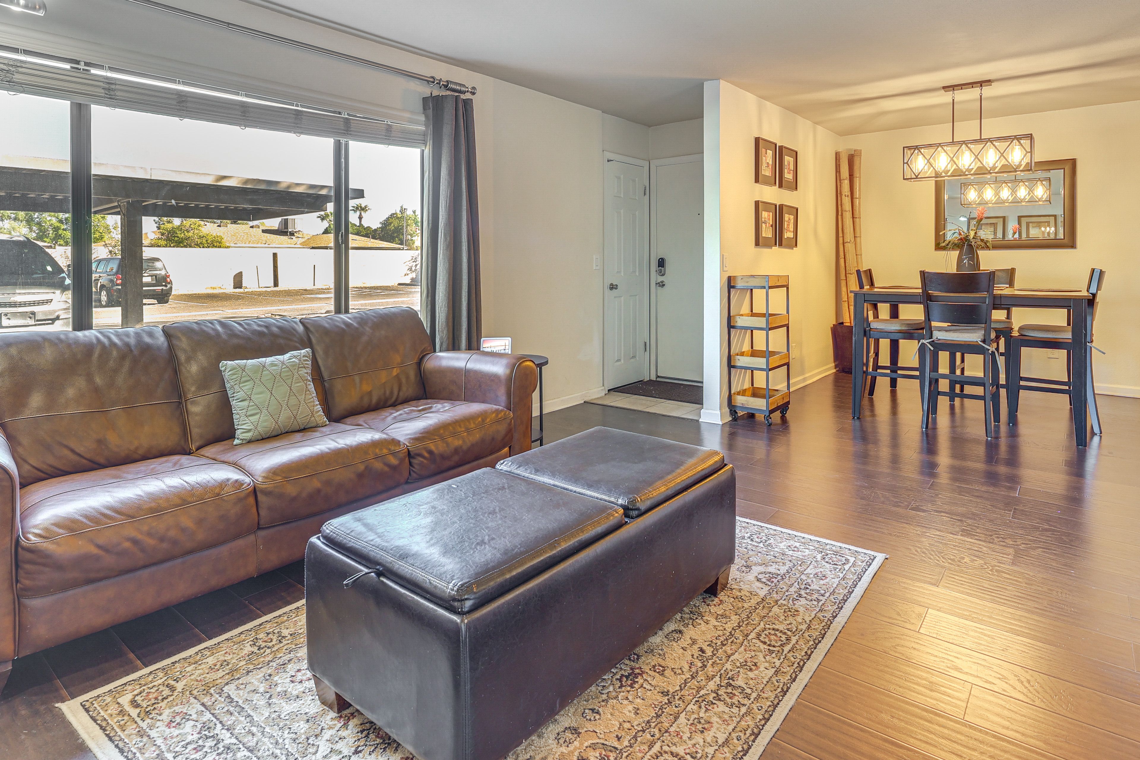 Living Room | Free WiFi | Central Heating & A/C | Smart TV