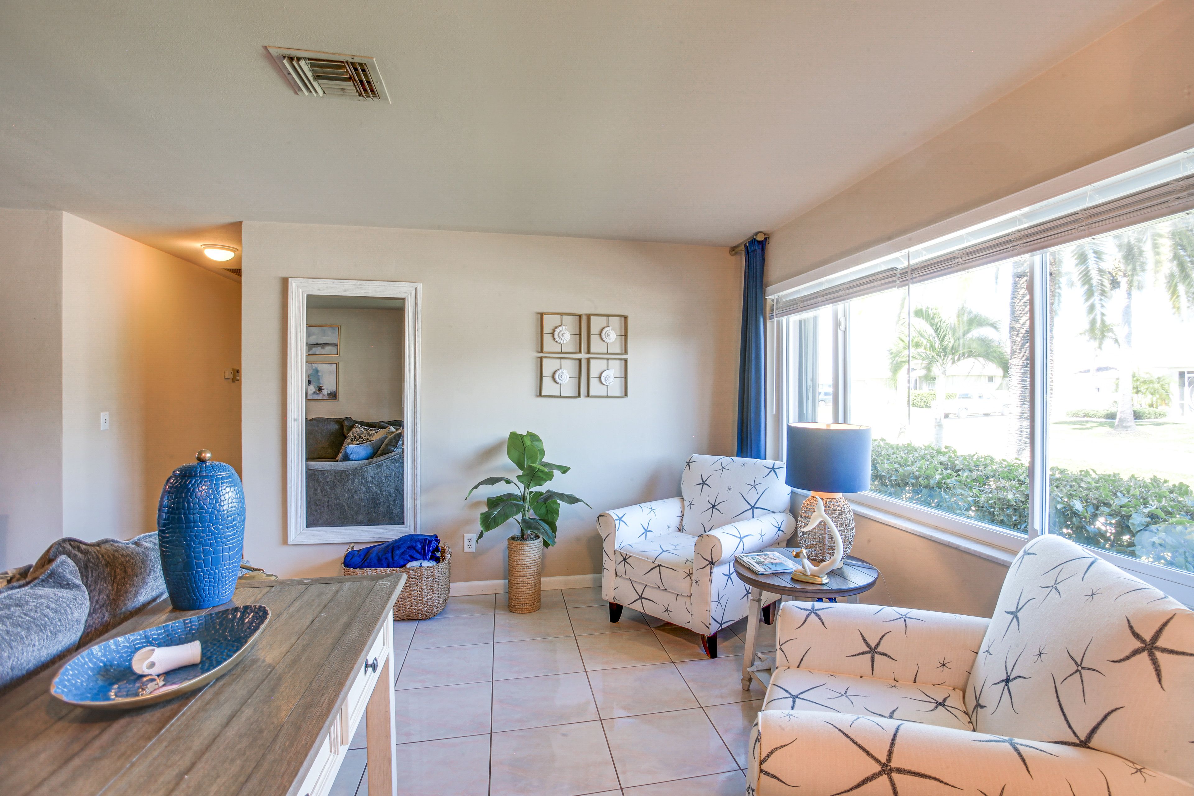 Entryway | Seating Area