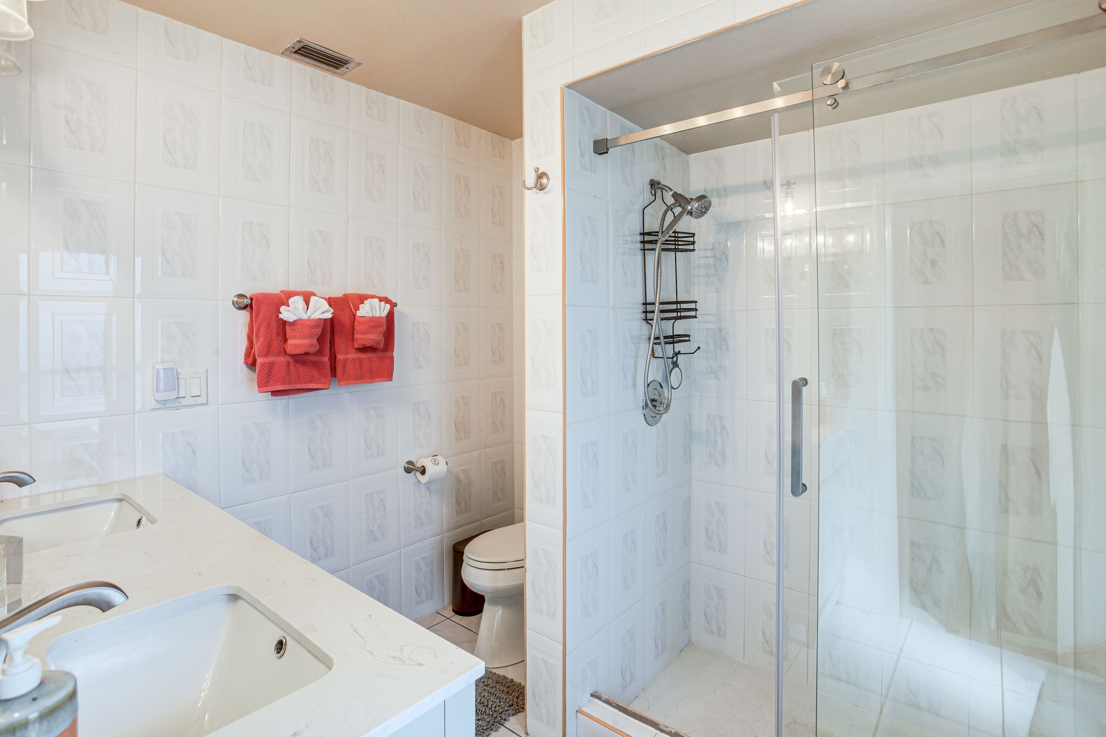 Full Bathroom | Complimentary Toiletries | Towels Provided