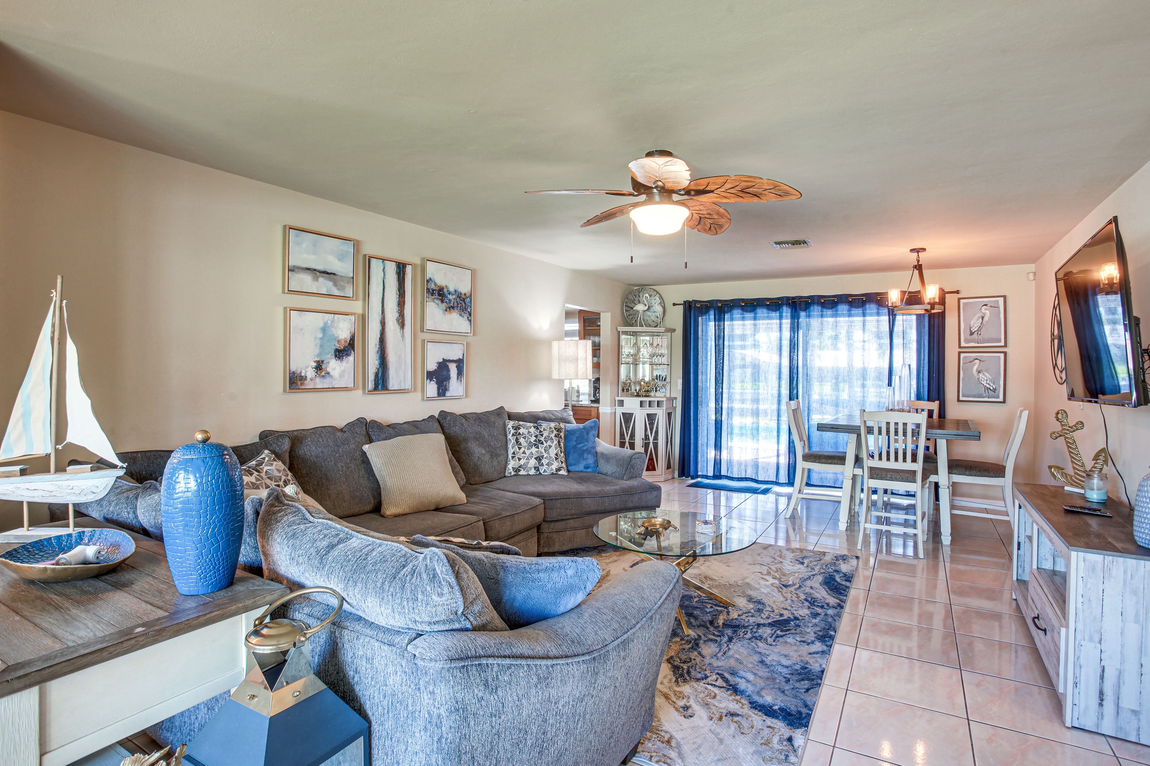 Living Room | Flat-Screen TV | Central Heating & A/C | Free WiFi