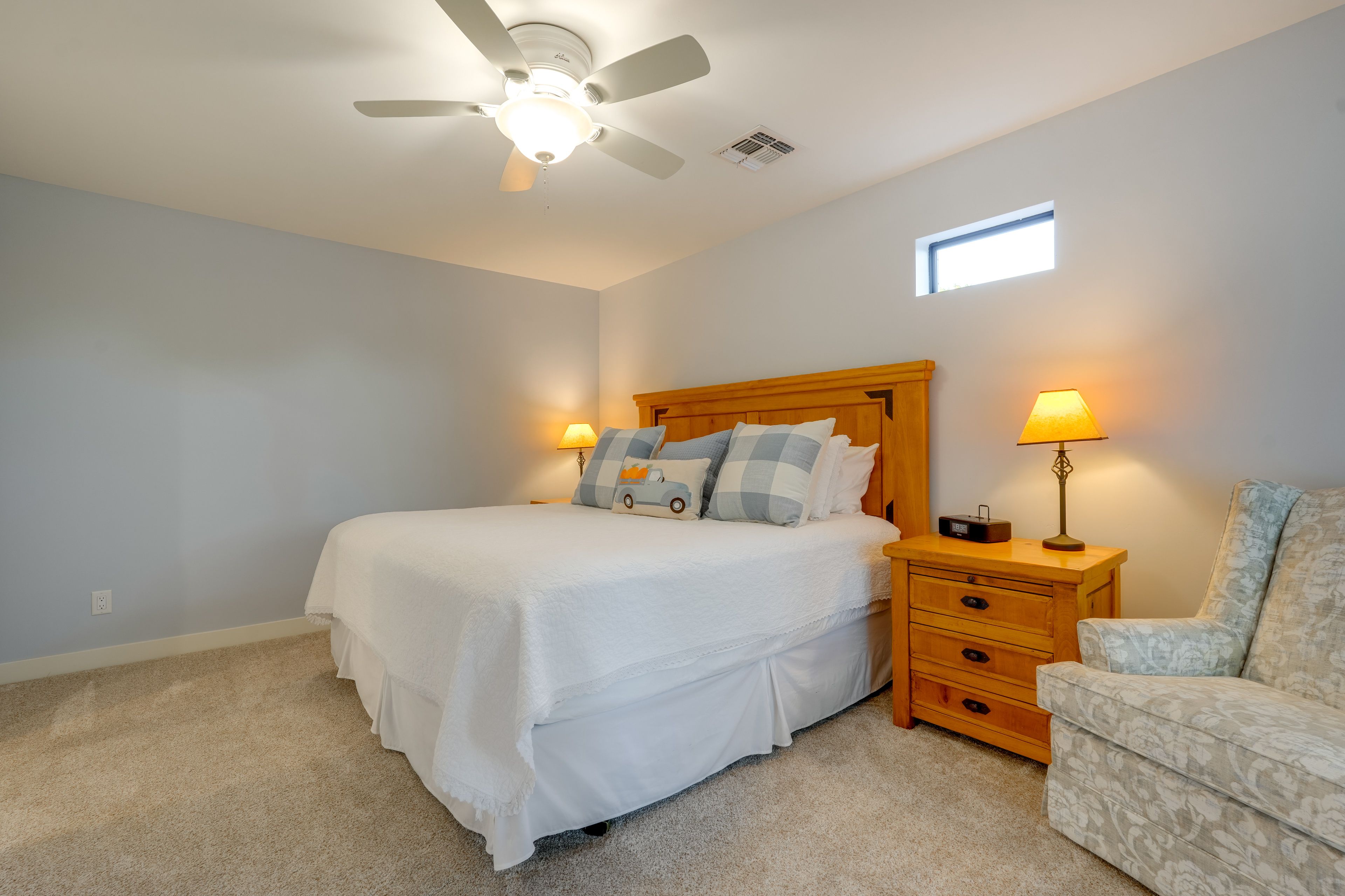Bedroom | King Bed | Linens Provided