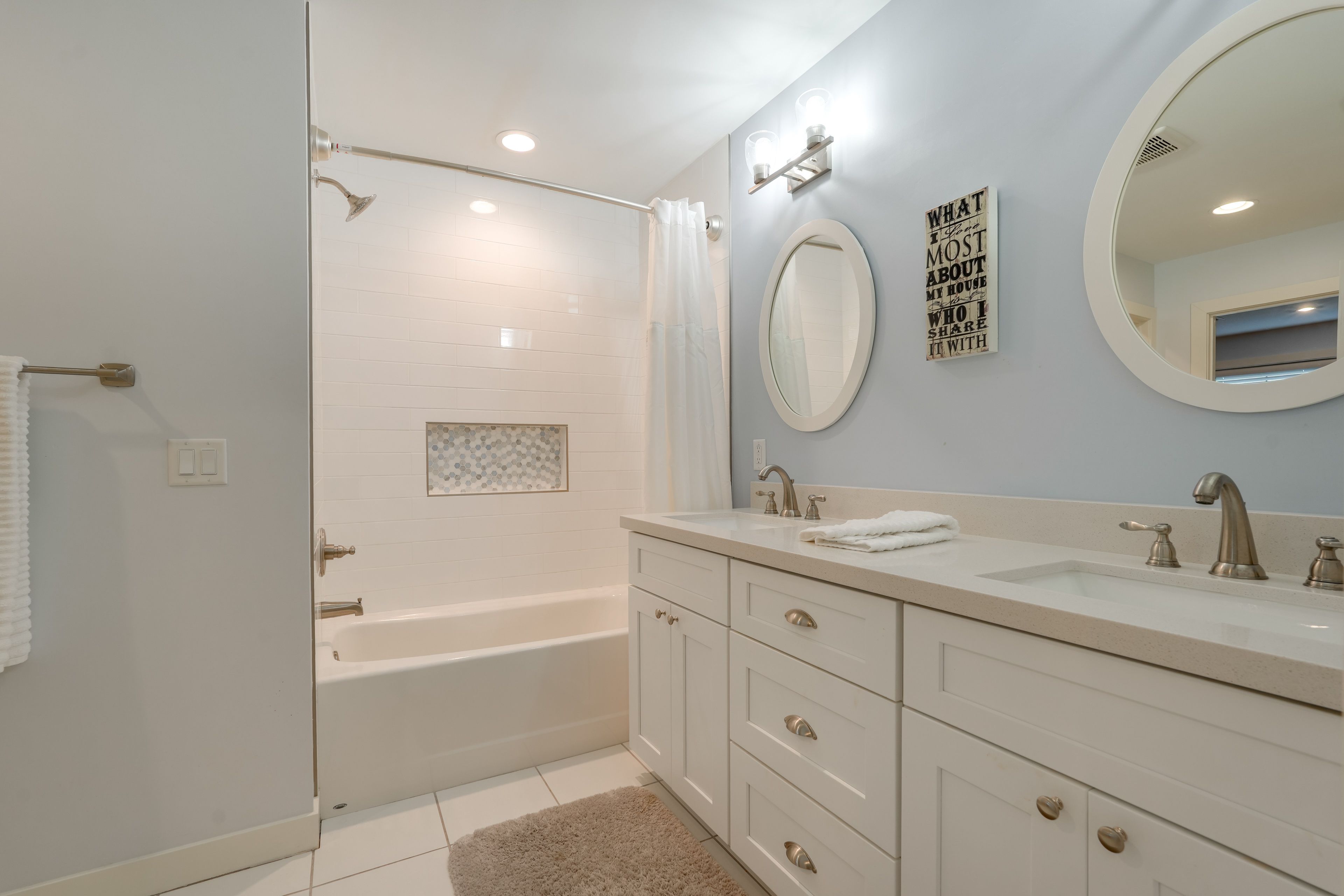 Full Bathroom | Towels Provided