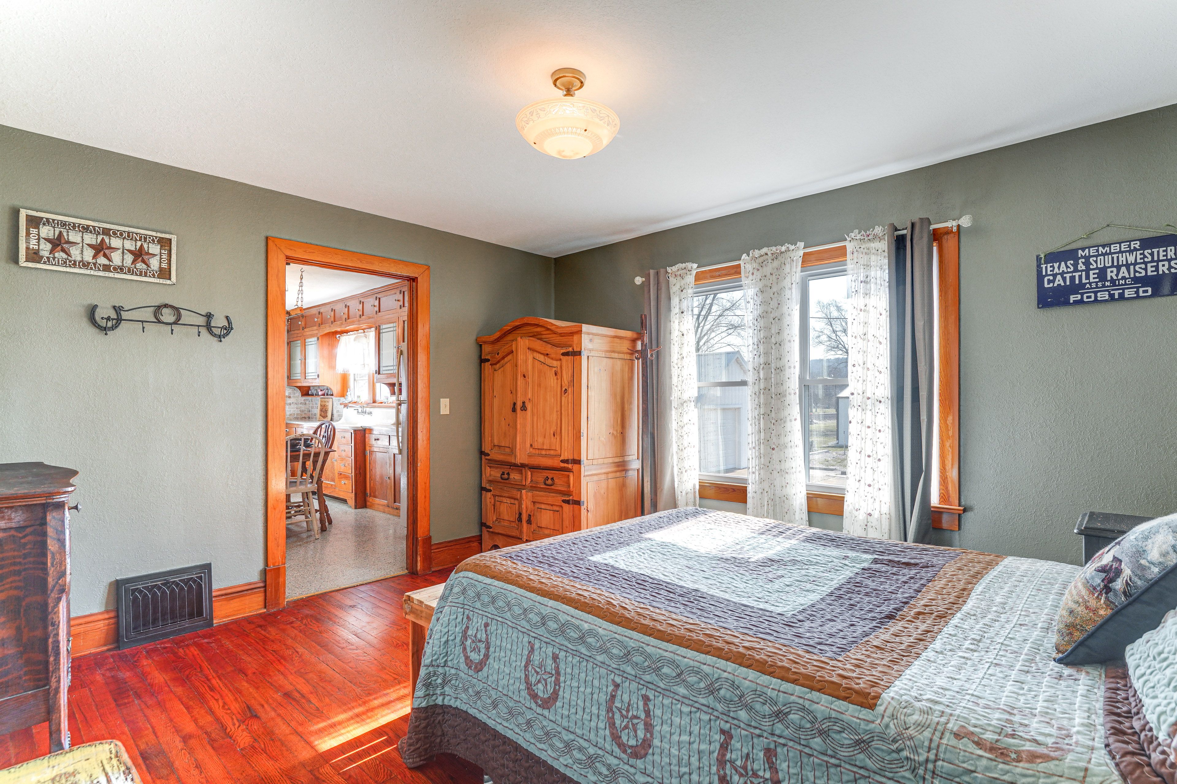 Bedroom 1 | Full Bed | 1st Floor