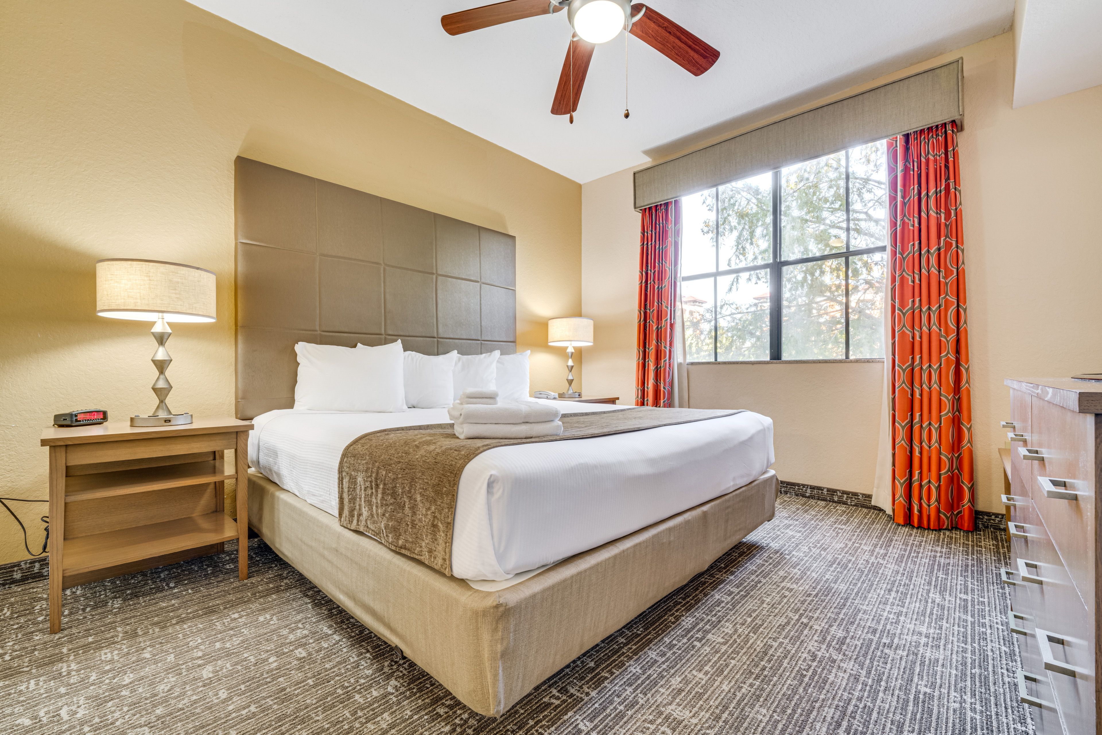 Bedroom 1 | Queen Bed