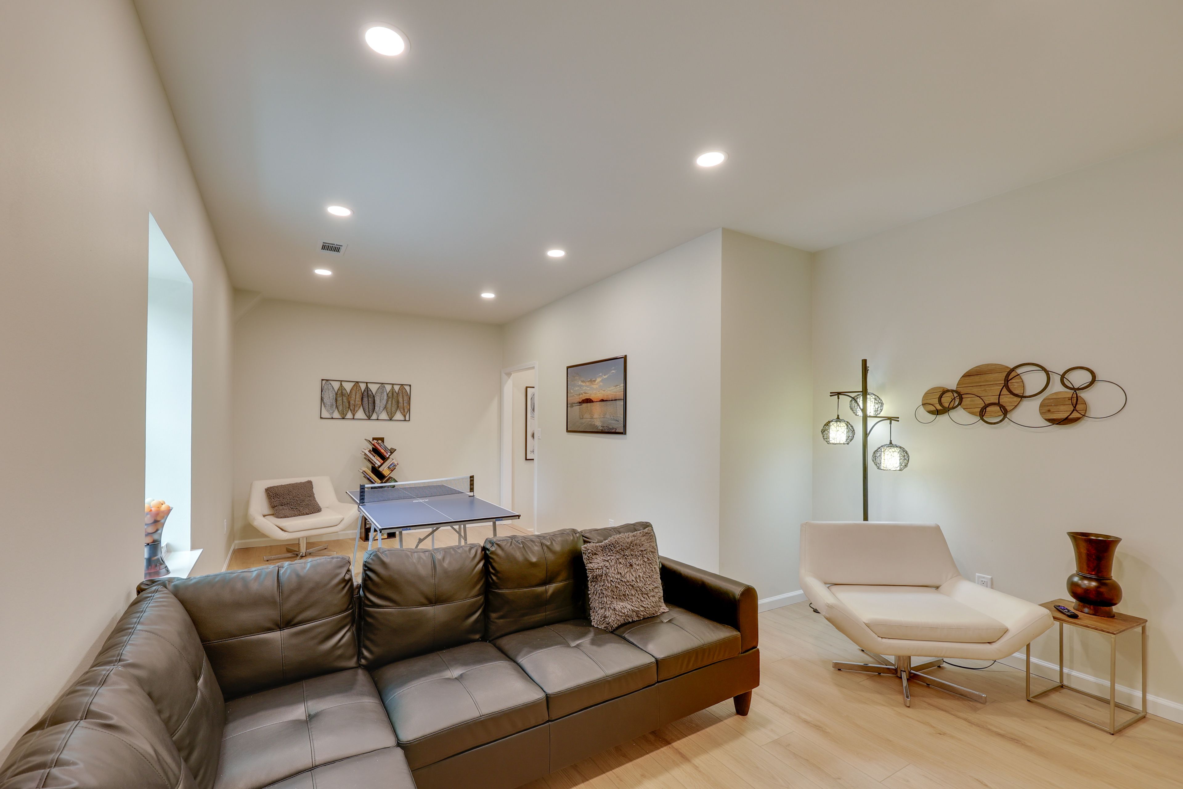 Upstairs Living Room | Smart TV | Board Games | 2nd Floor
