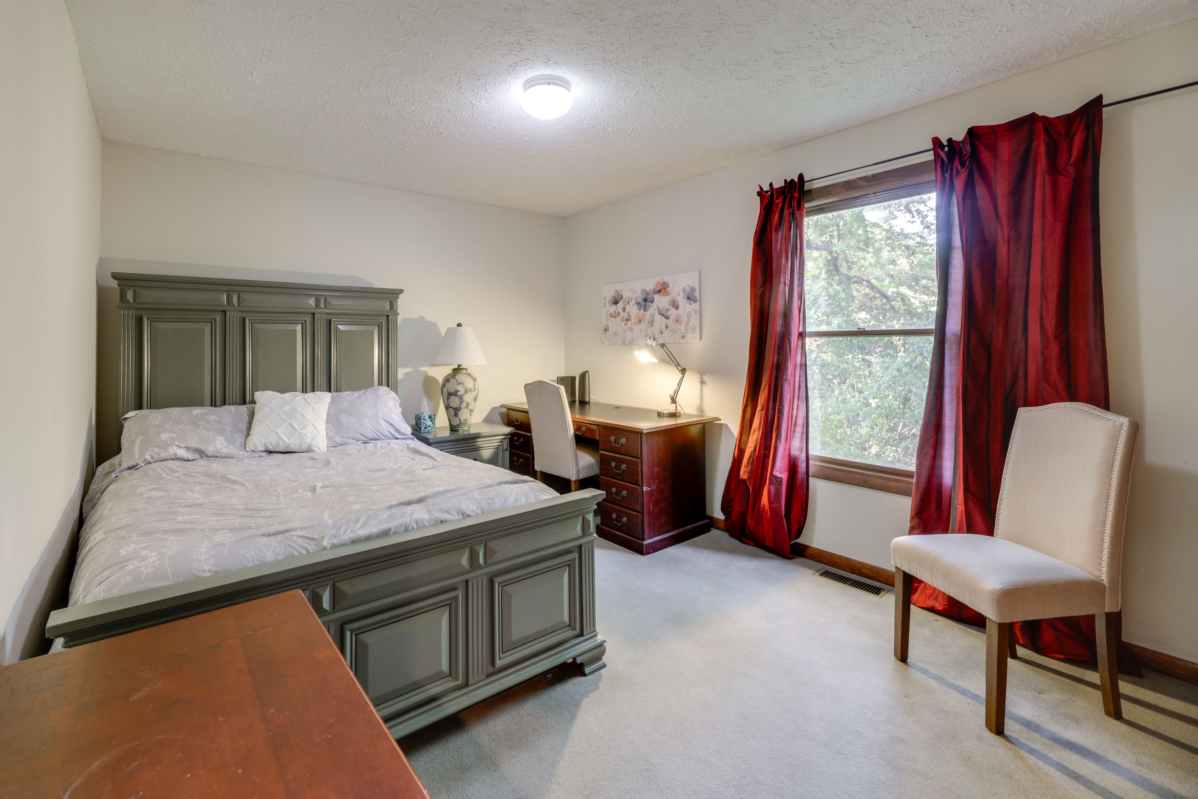 Bedroom 1 | 1st Floor | Queen Bed | Laptop-Friendly Workspace