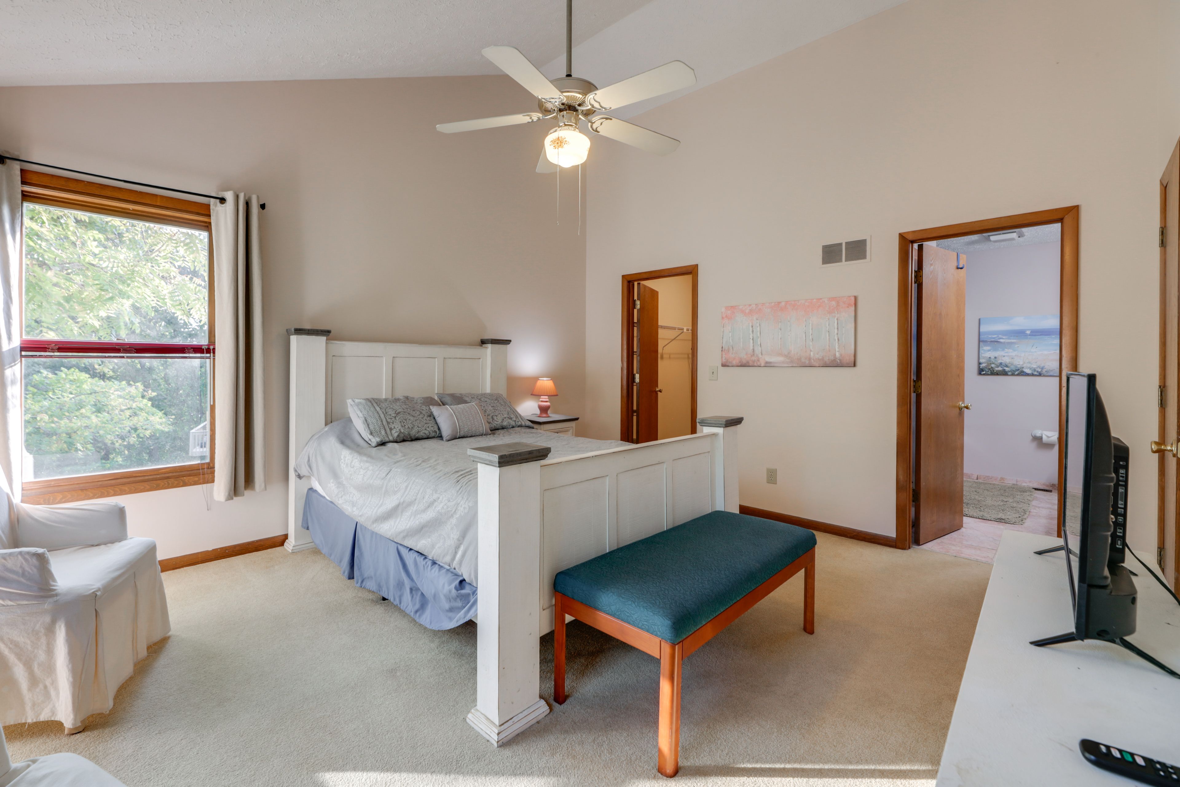 Bedroom 2 | 2nd Floor | Queen Bed | Smart TV