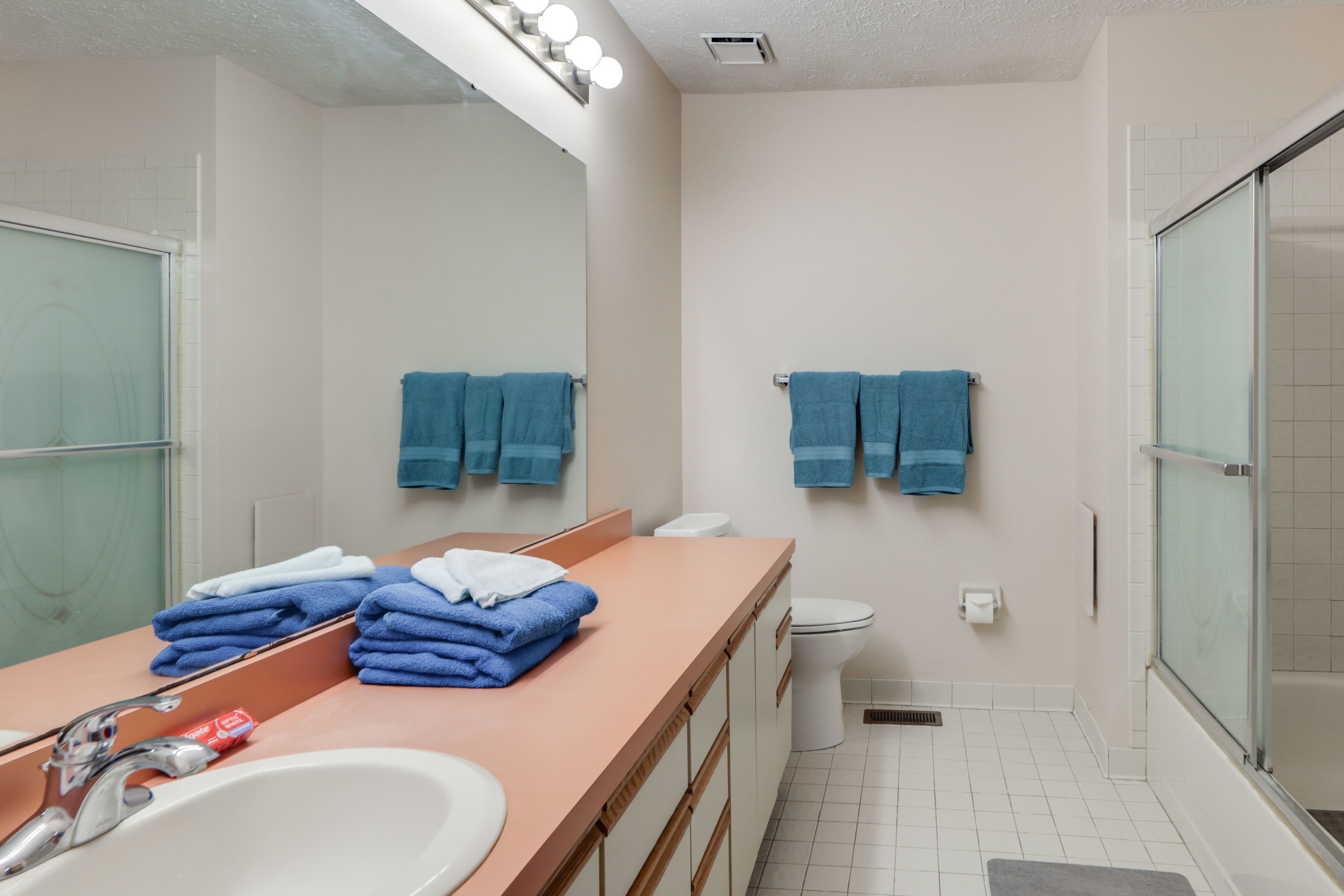 Full Bathroom | 2nd Floor | Towels Provided