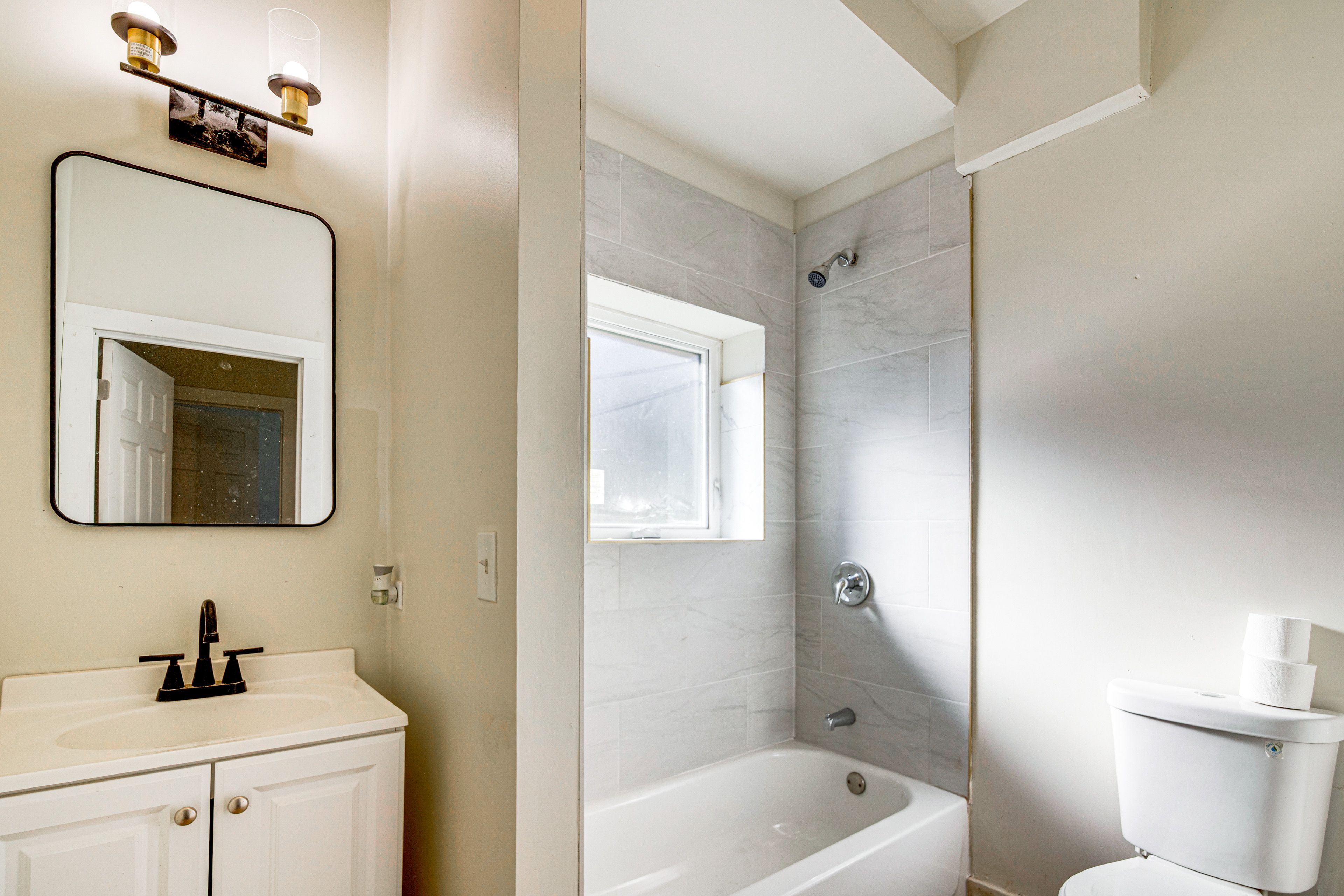 Full Bathroom | Towels Provided