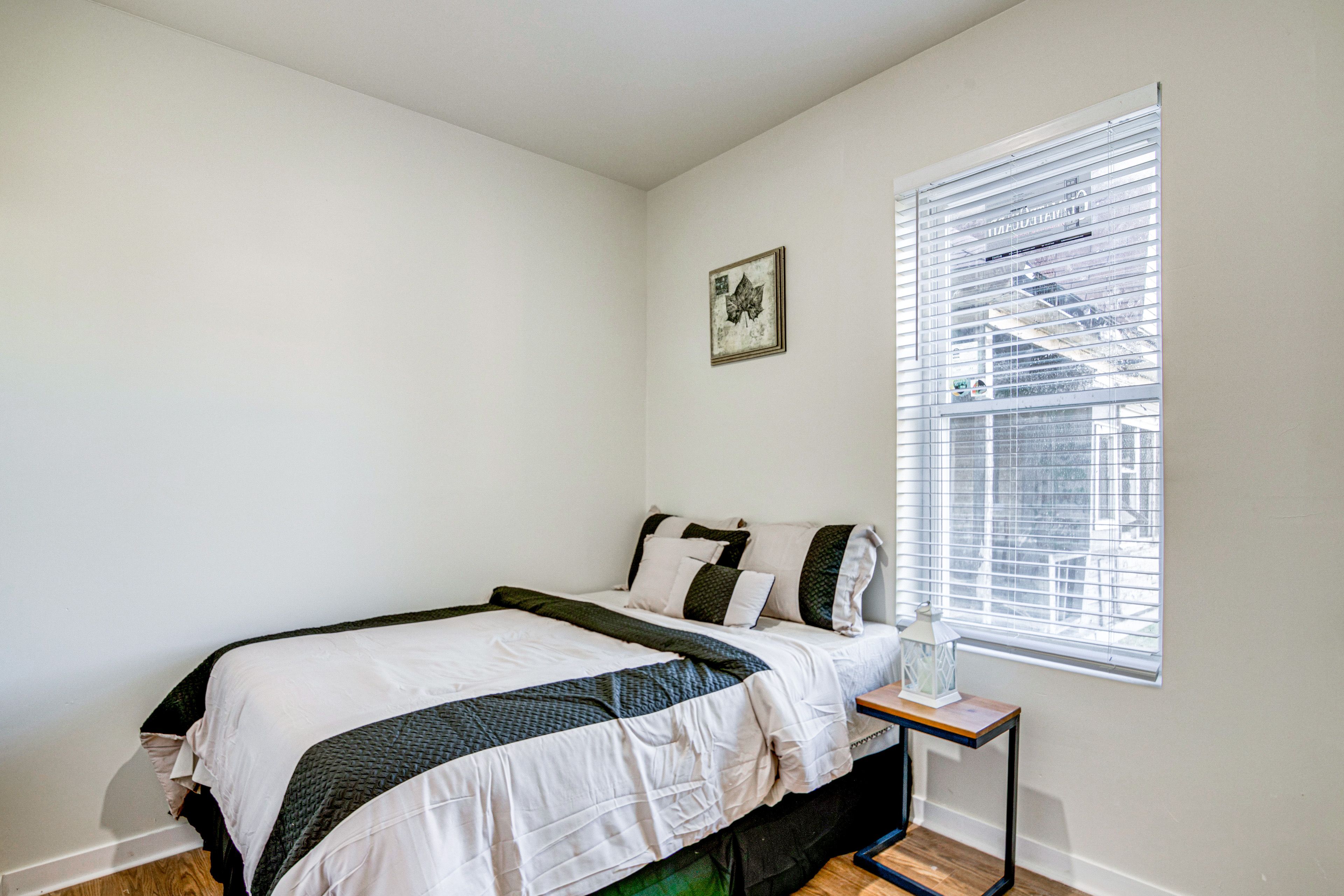 Bedroom 2 | Queen Bed