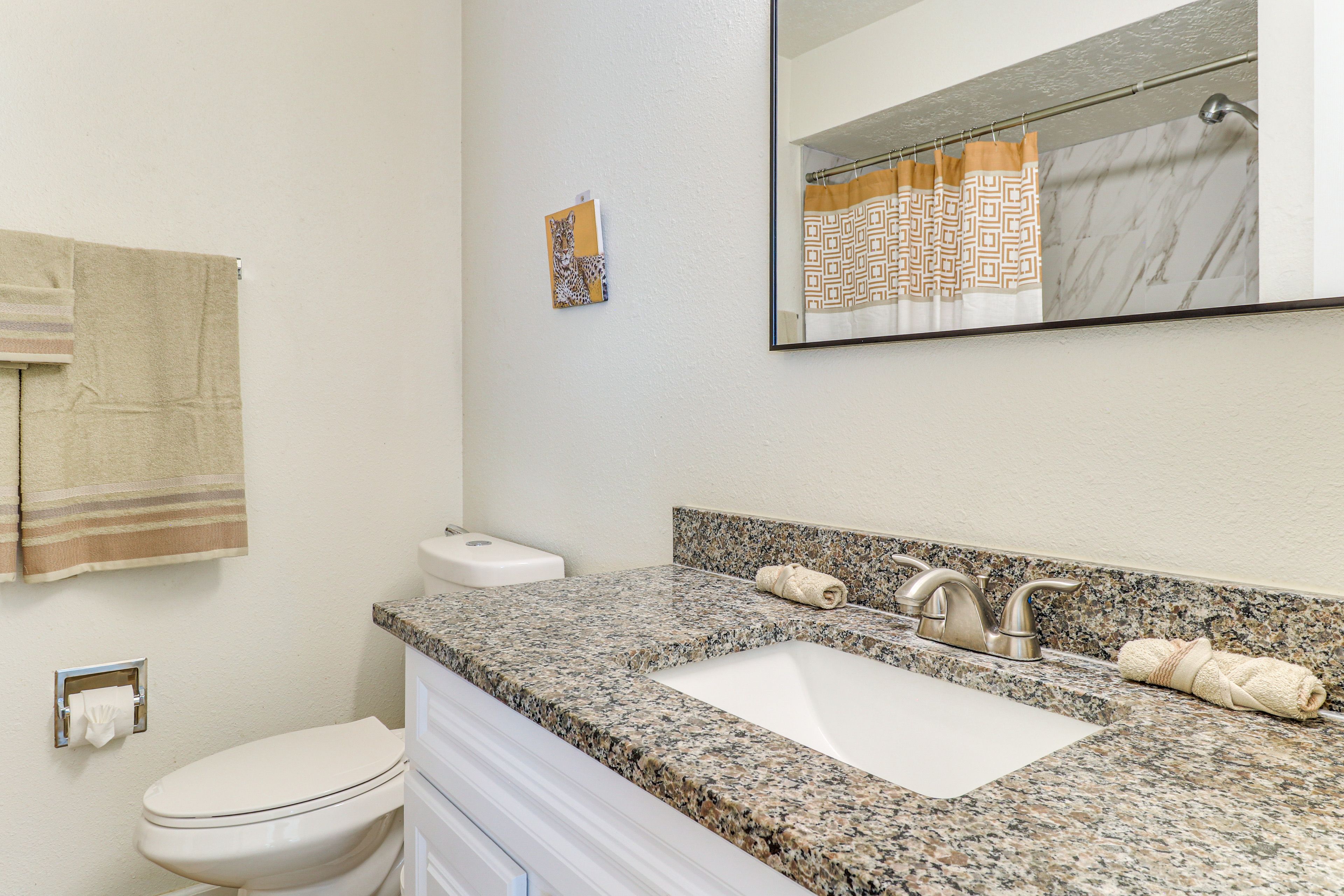 Full Bathroom | Towels Provided | Complimentary Toiletries