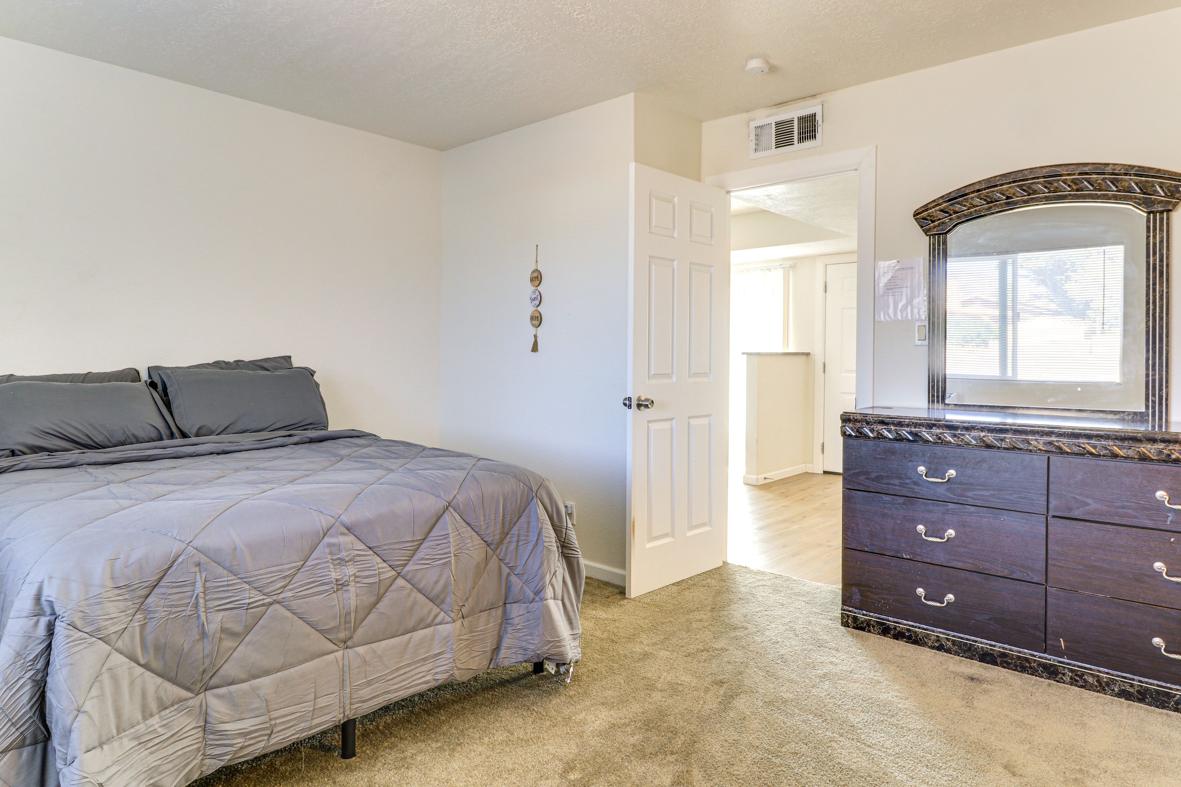 Bedroom 1 | Queen Bed