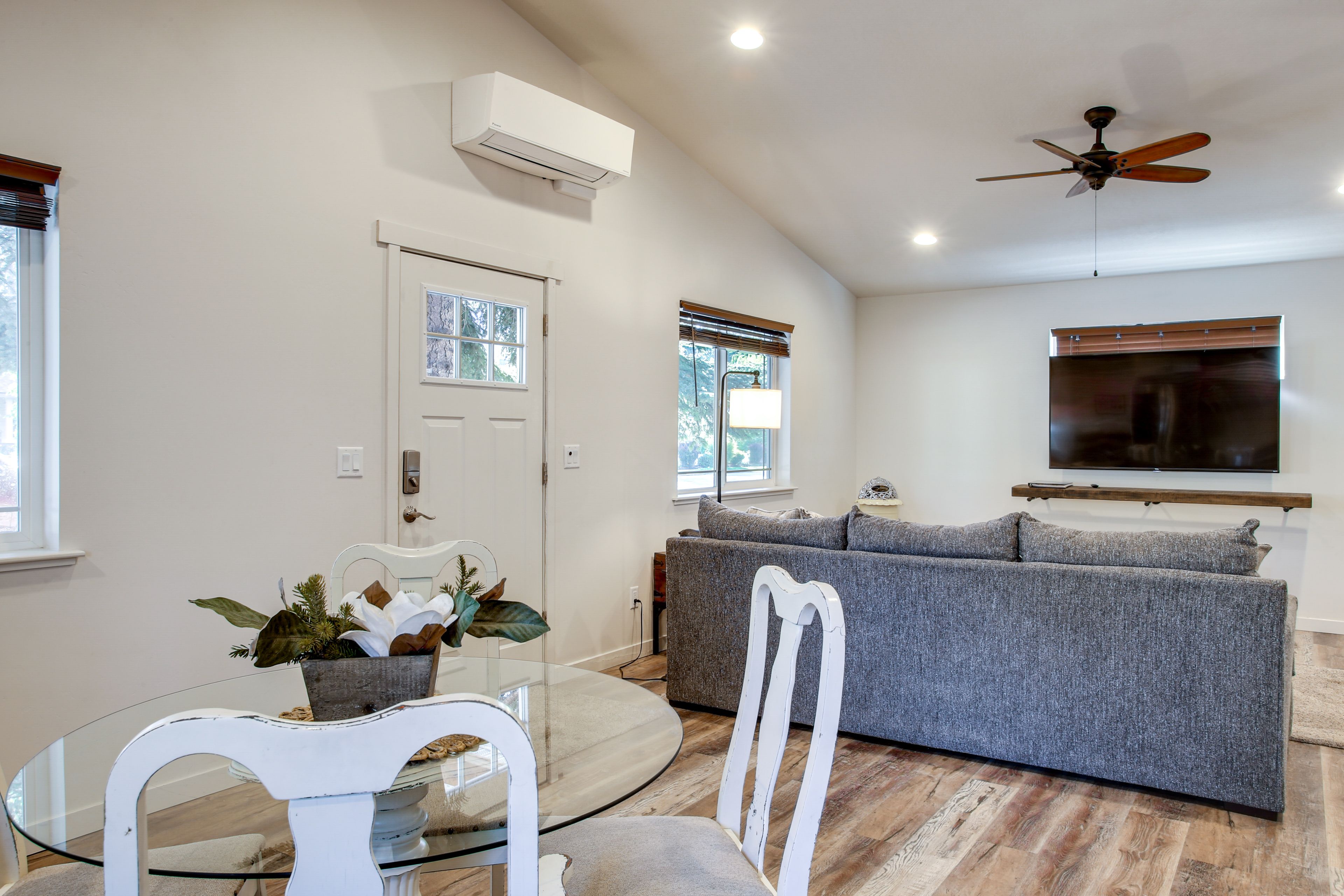 Dining Area | Dishware & Flatware Provided