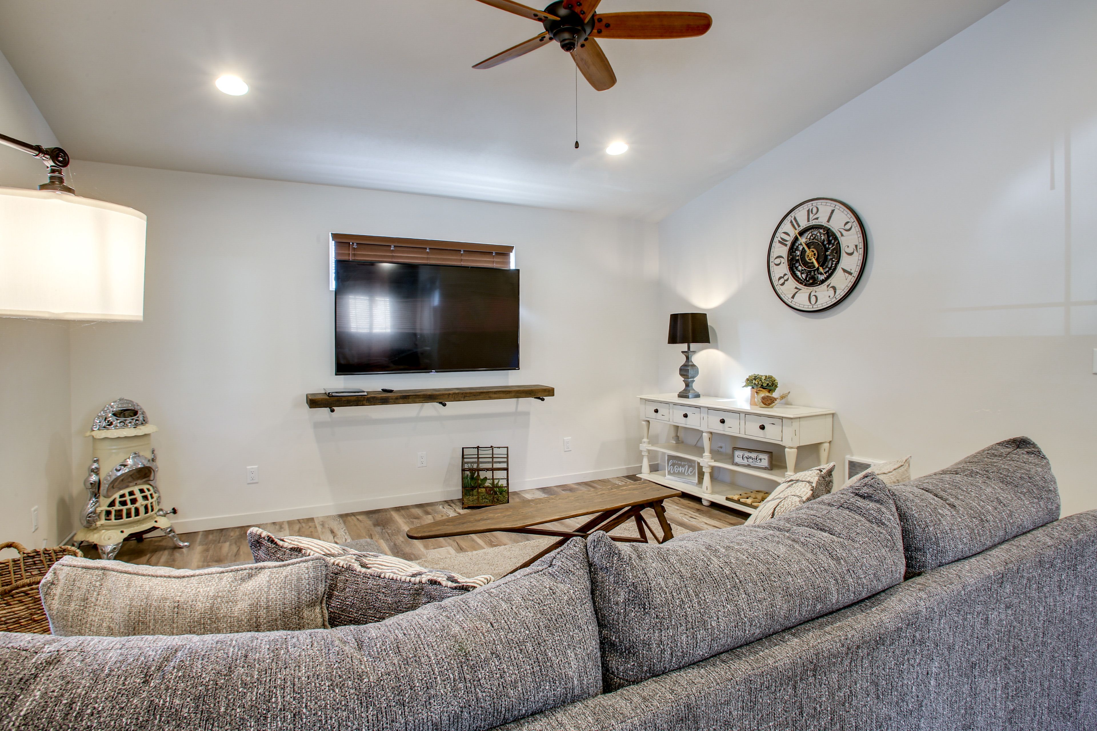 Living Room | Flat-Screen TV | Free WiFi | Mini-Split Heat & A/C