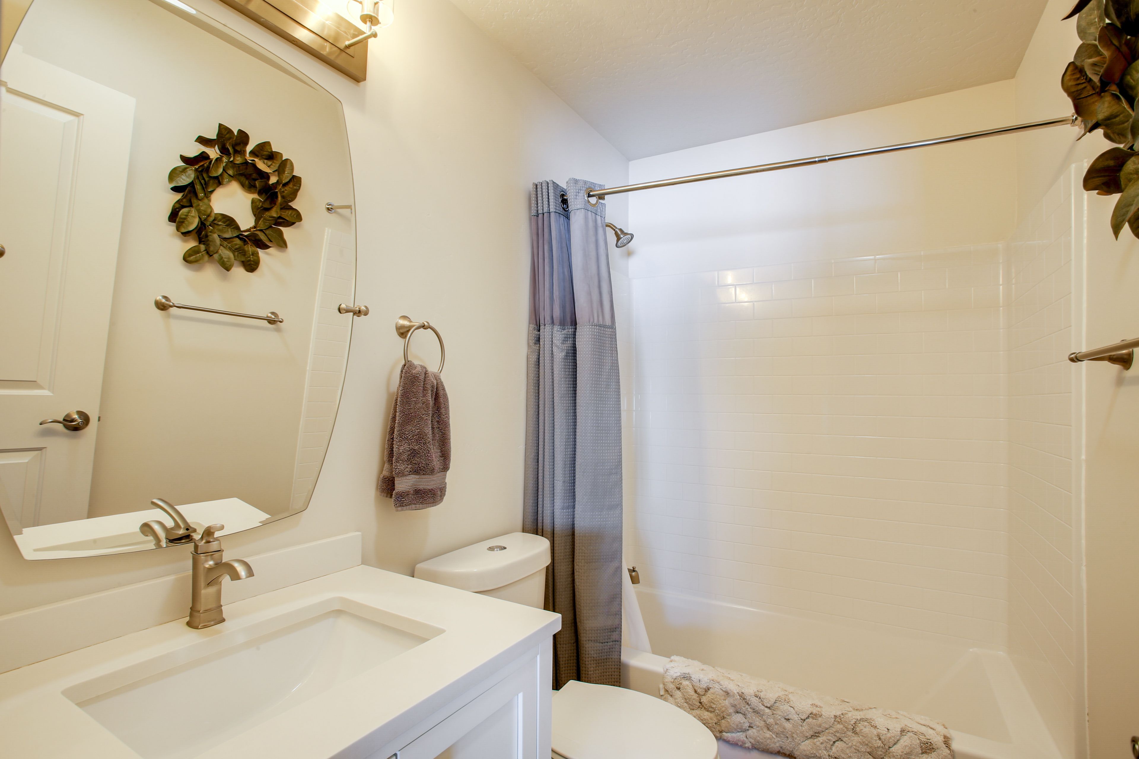 Full Bathroom | Towels Provided