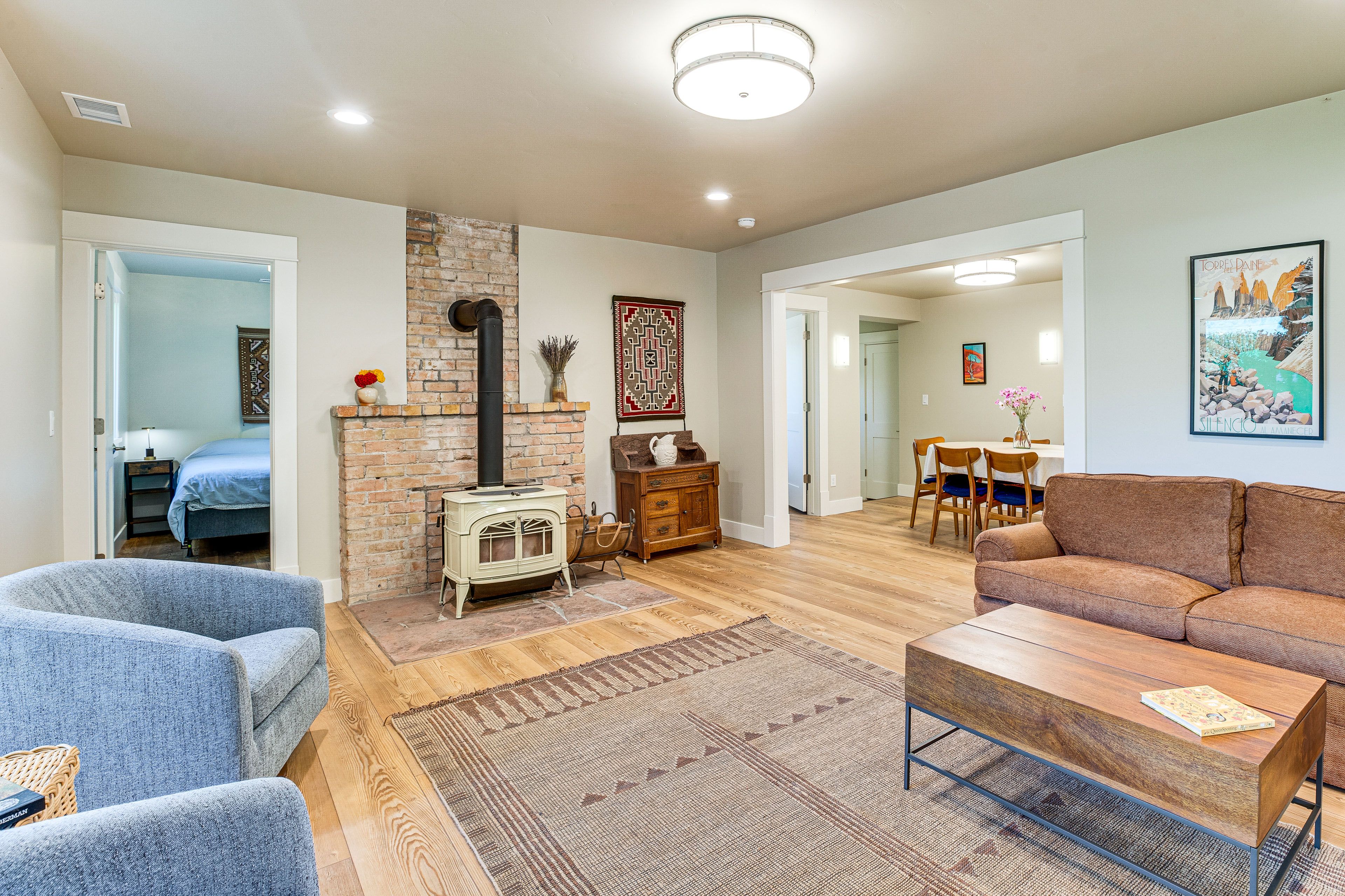 Living Room | Central A/C & Heating | Free WiFi