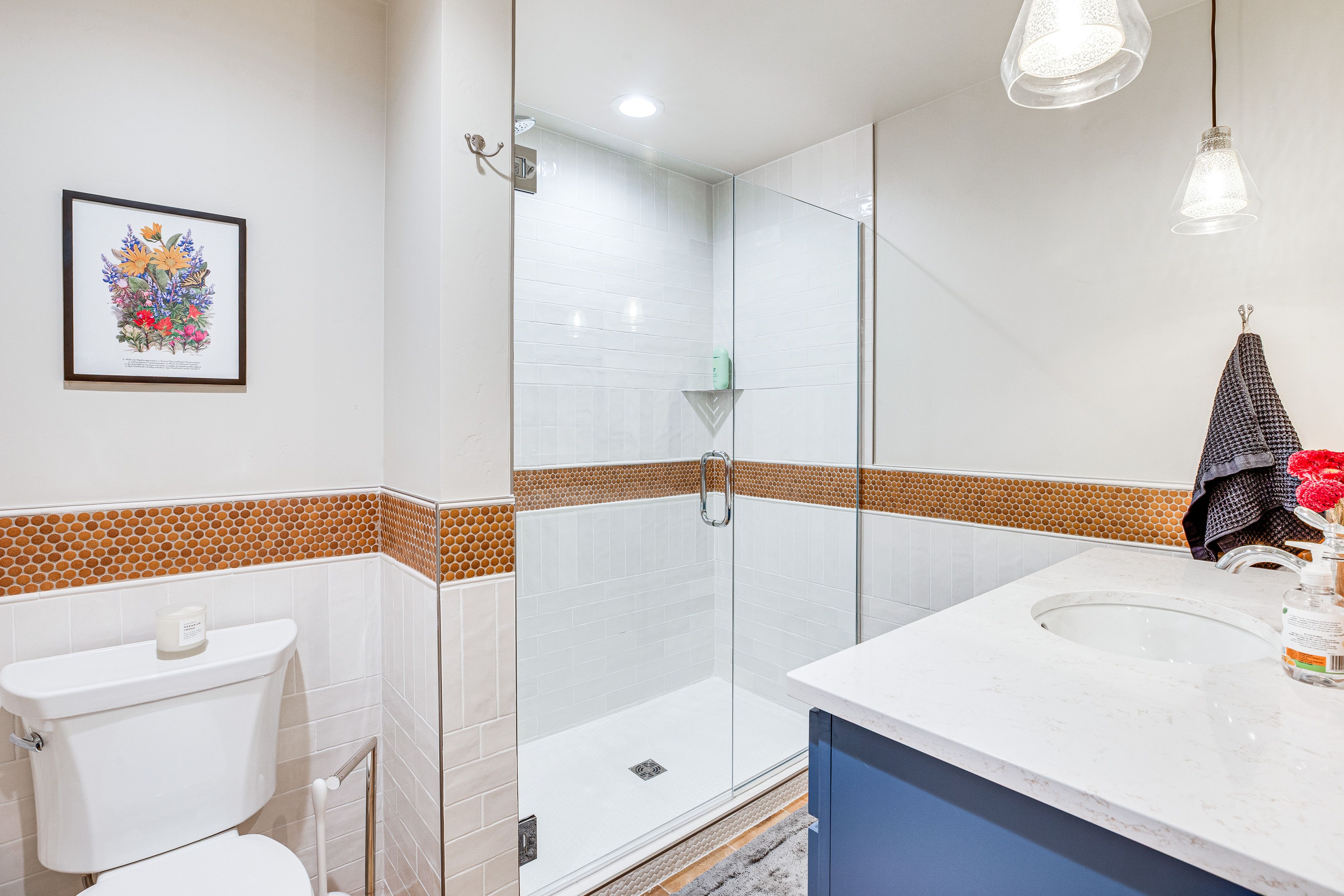 Full Bathroom | 1st Floor | Towels Provided