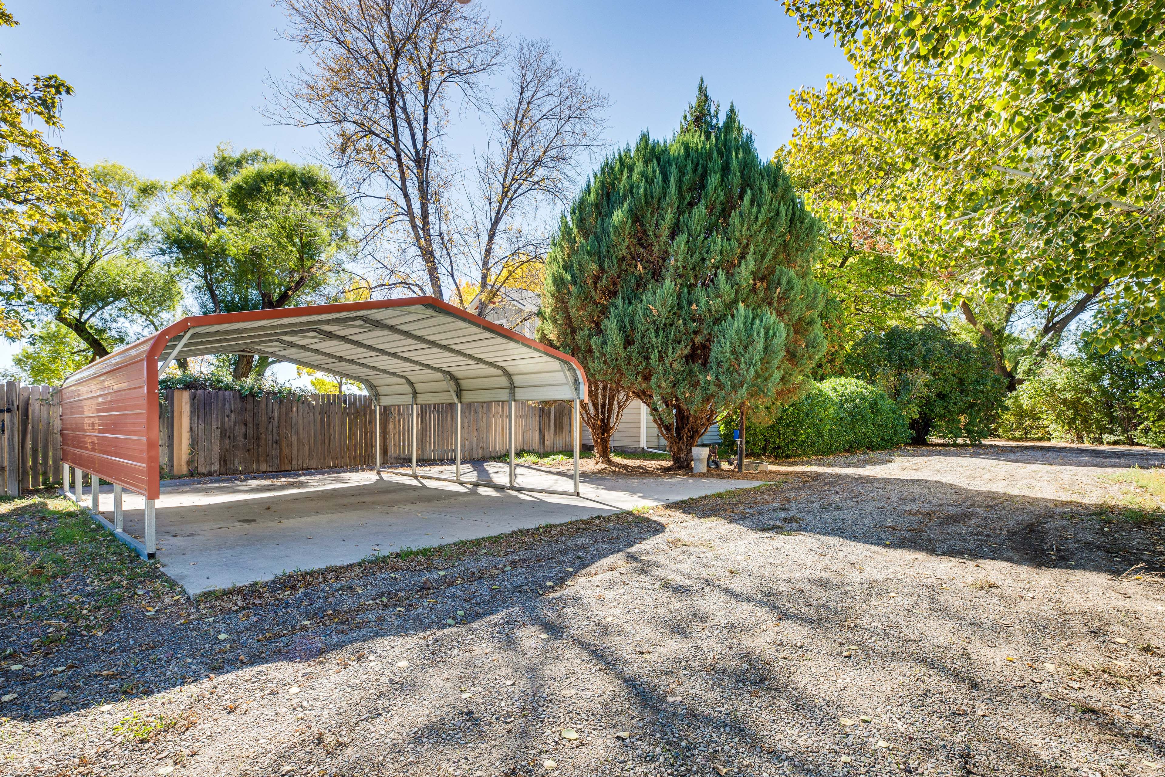 Parking | Carport (1 Large Vehicle/2 Small Vehicles) | Driveway (3 Vehicles)