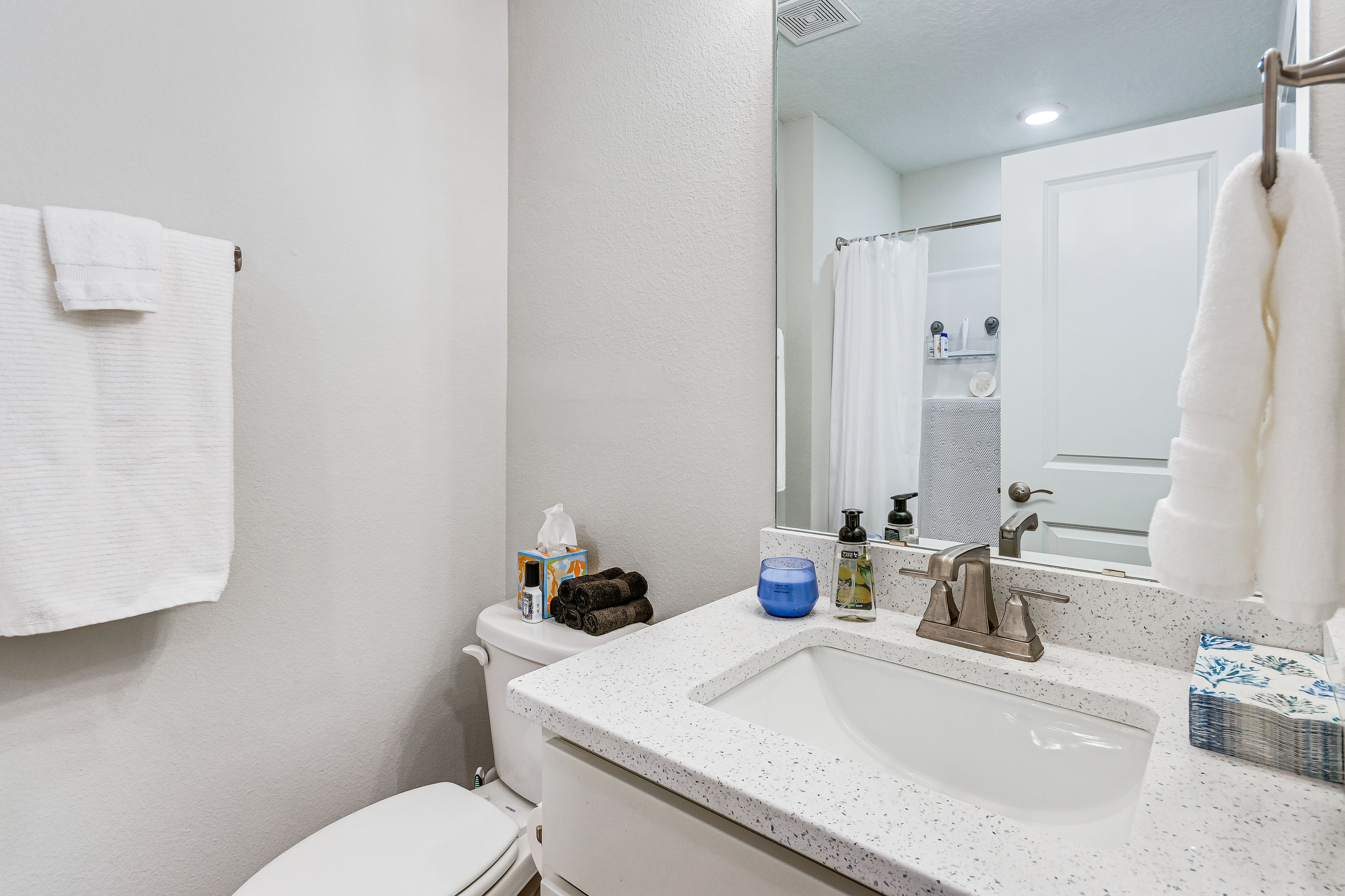 Full Bathroom | 2nd Floor | Towels & Linens Provided
