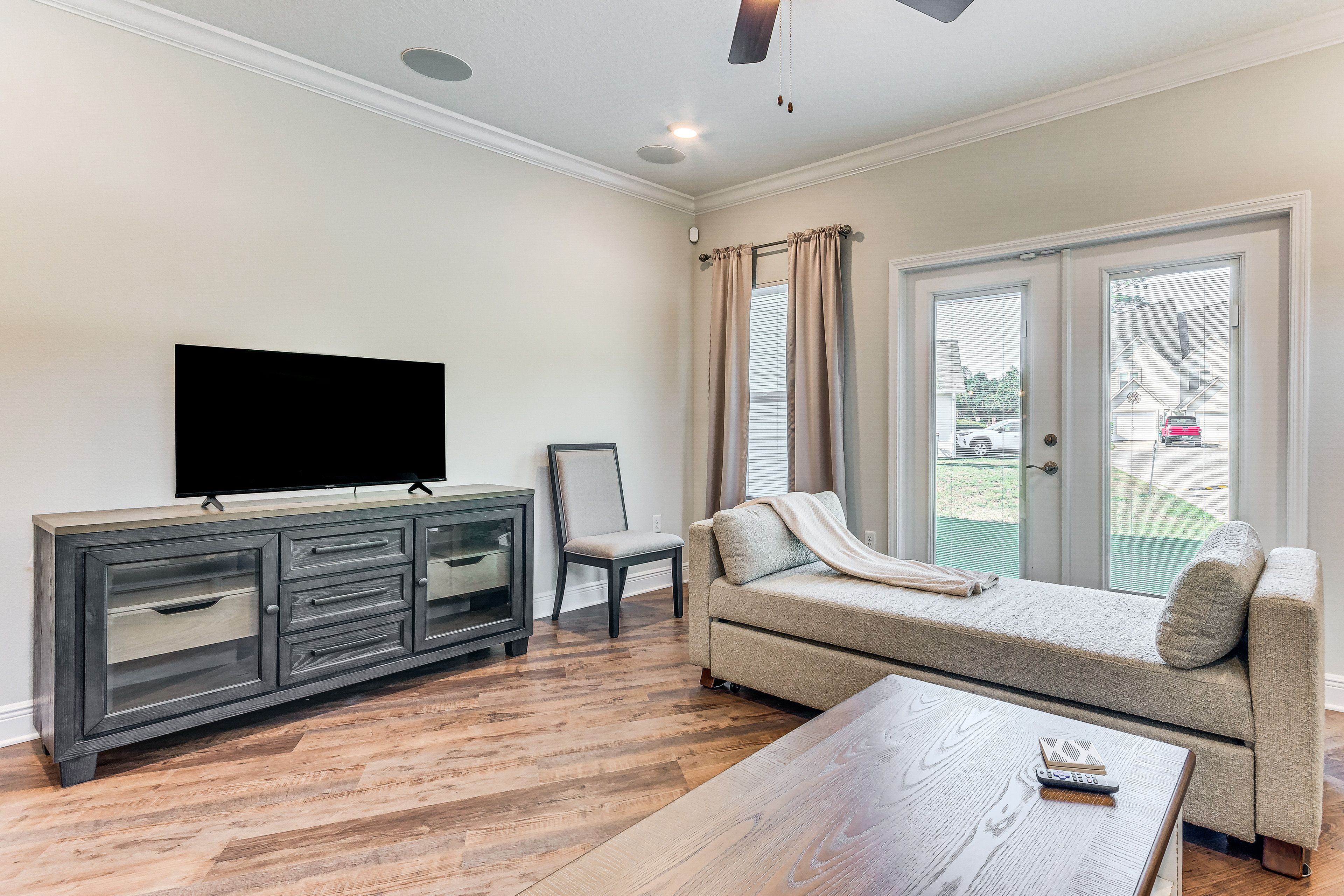 Living Room | 1st Floor | 2 Sleeper Sofas | Smart TV | Free WiFi | A/C & Heating