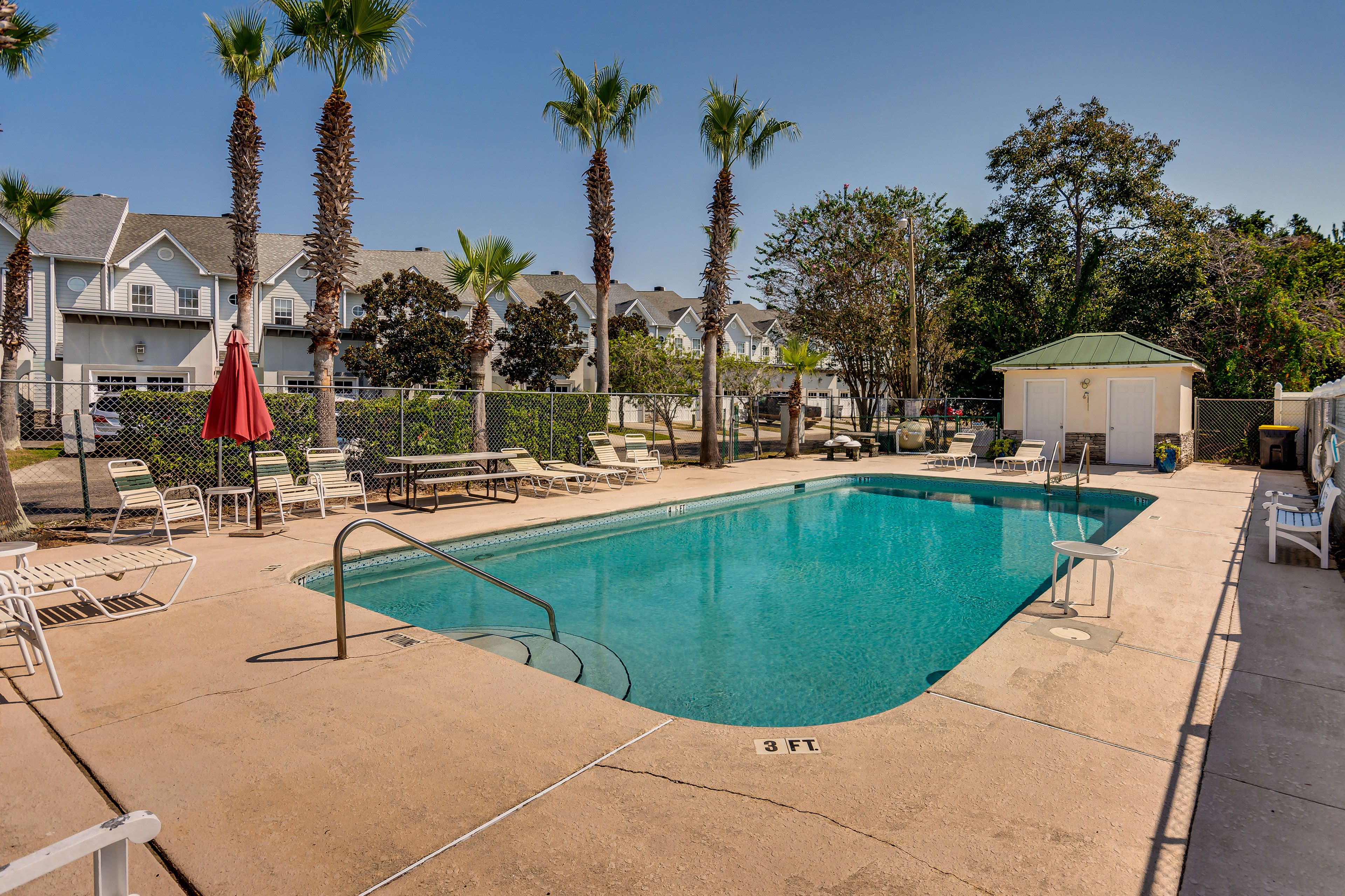 Hidden Bay Village Community Amenities | Outdoor Pool
