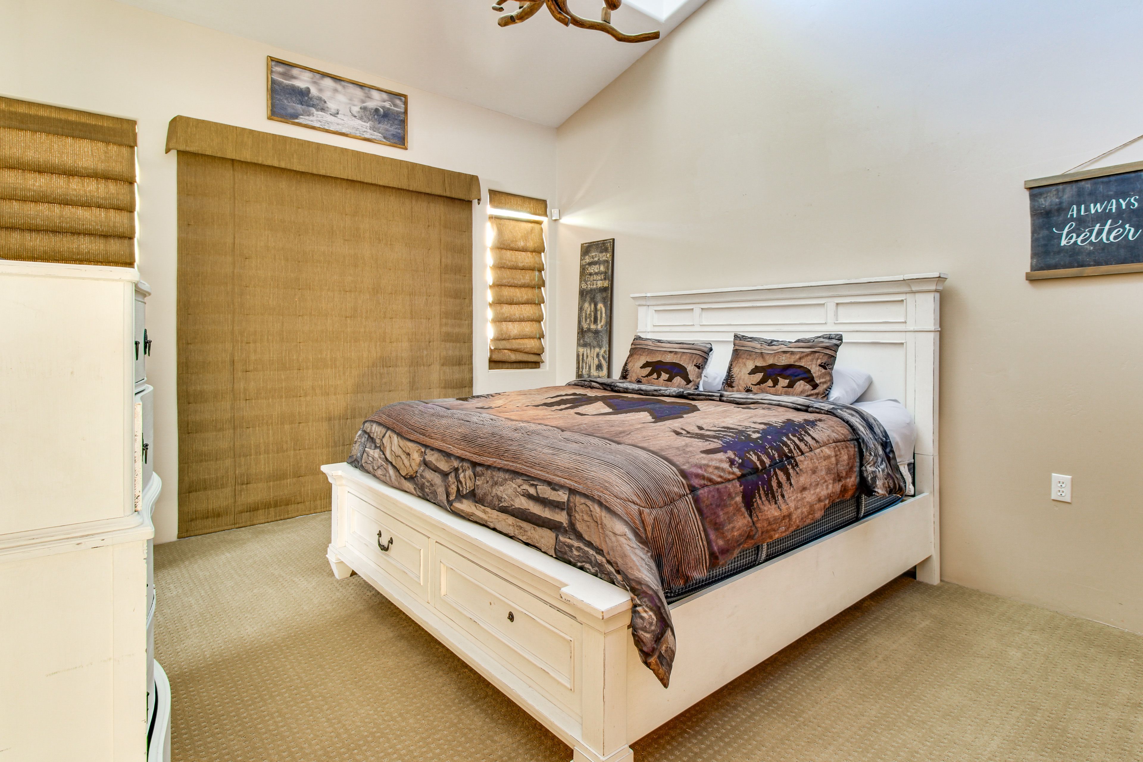 Bedroom 1 | King Bed | Linens