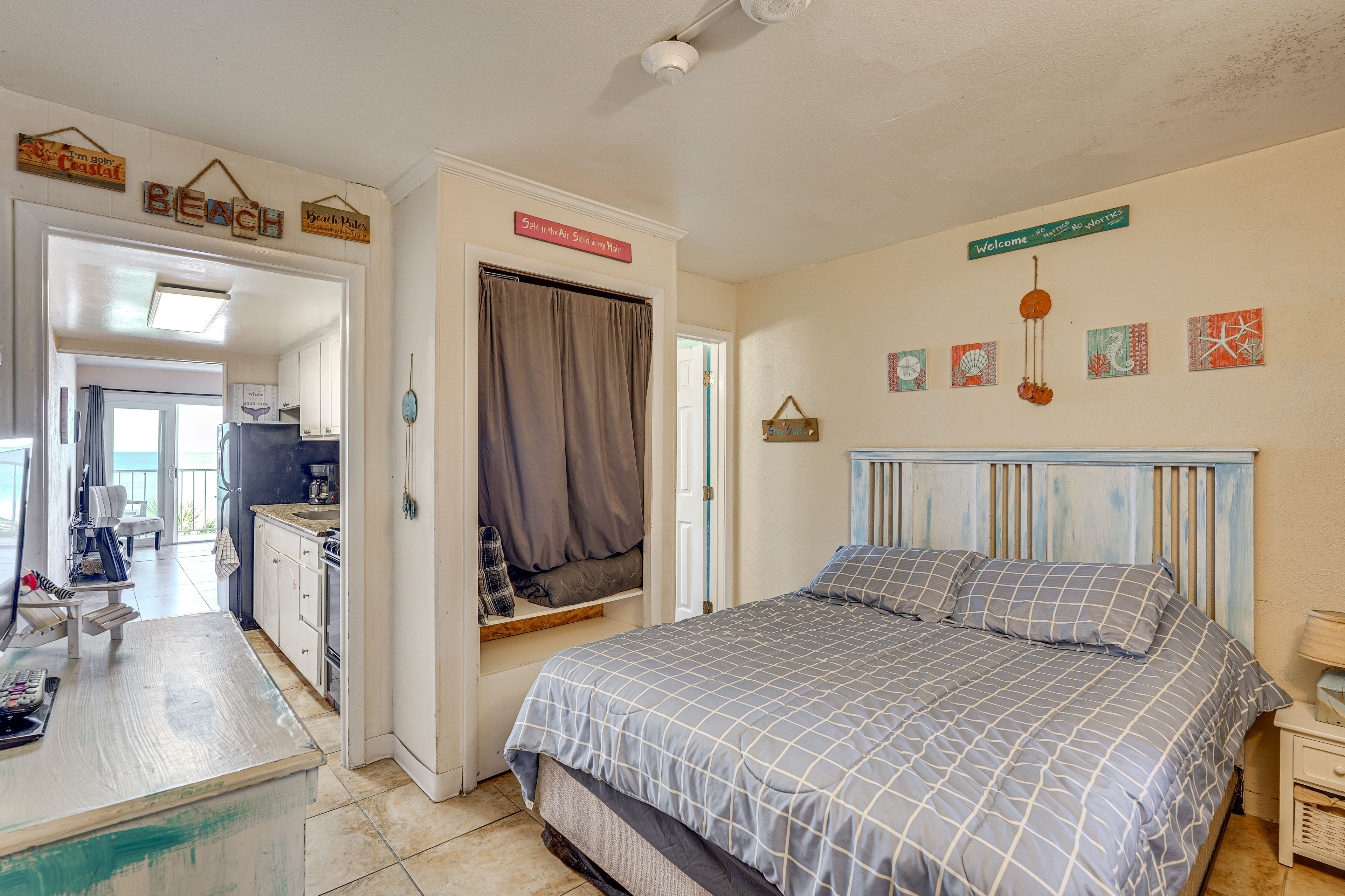 Bedroom | Queen Bed | Linens Provided