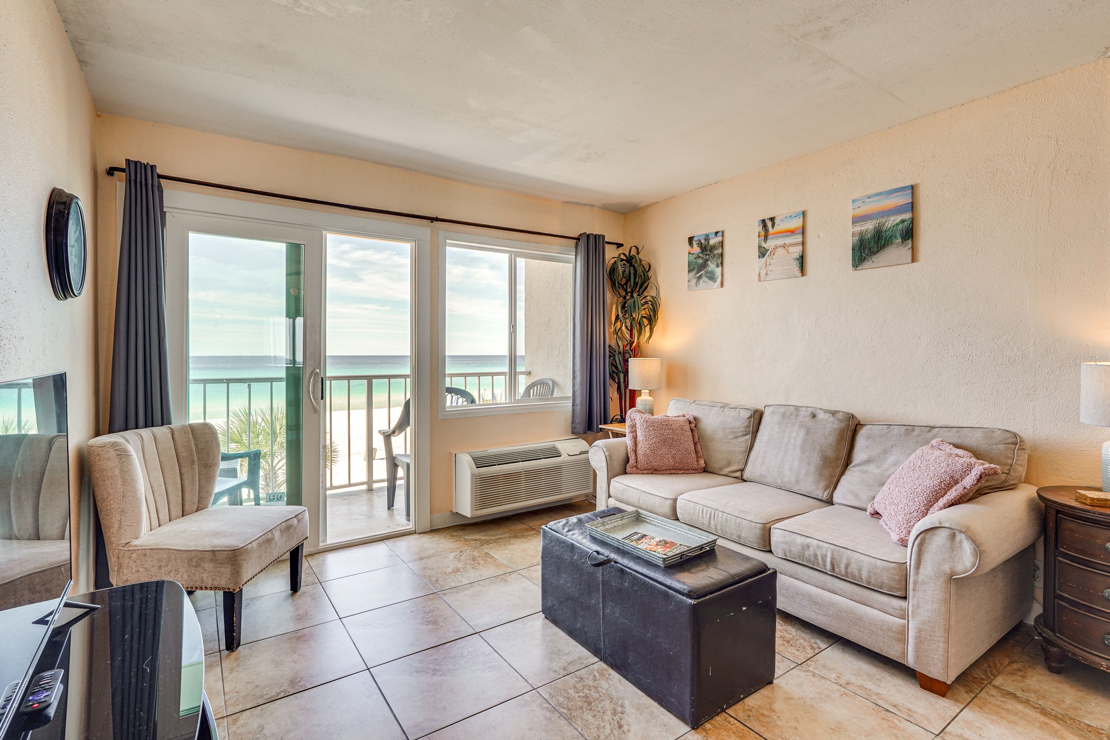 Living Room | 1 Twin Sleeper Sofa | Central Heating & A/C | Smart TV