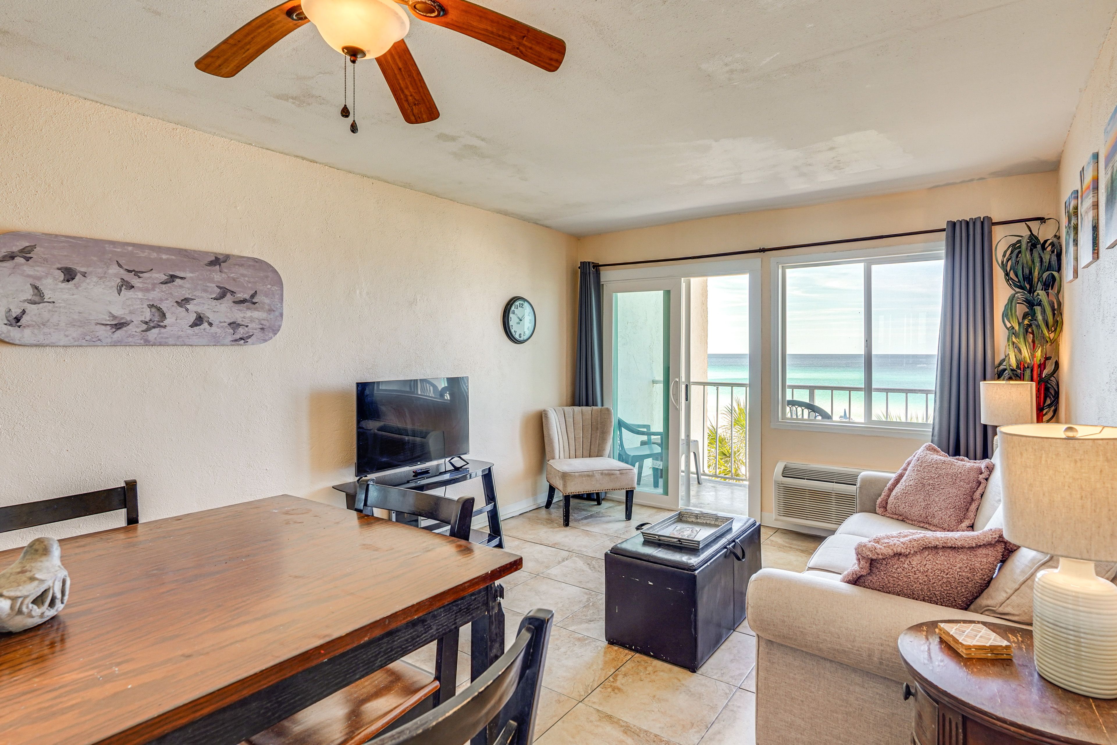 Dining Area | Dishware/Flatware Provided