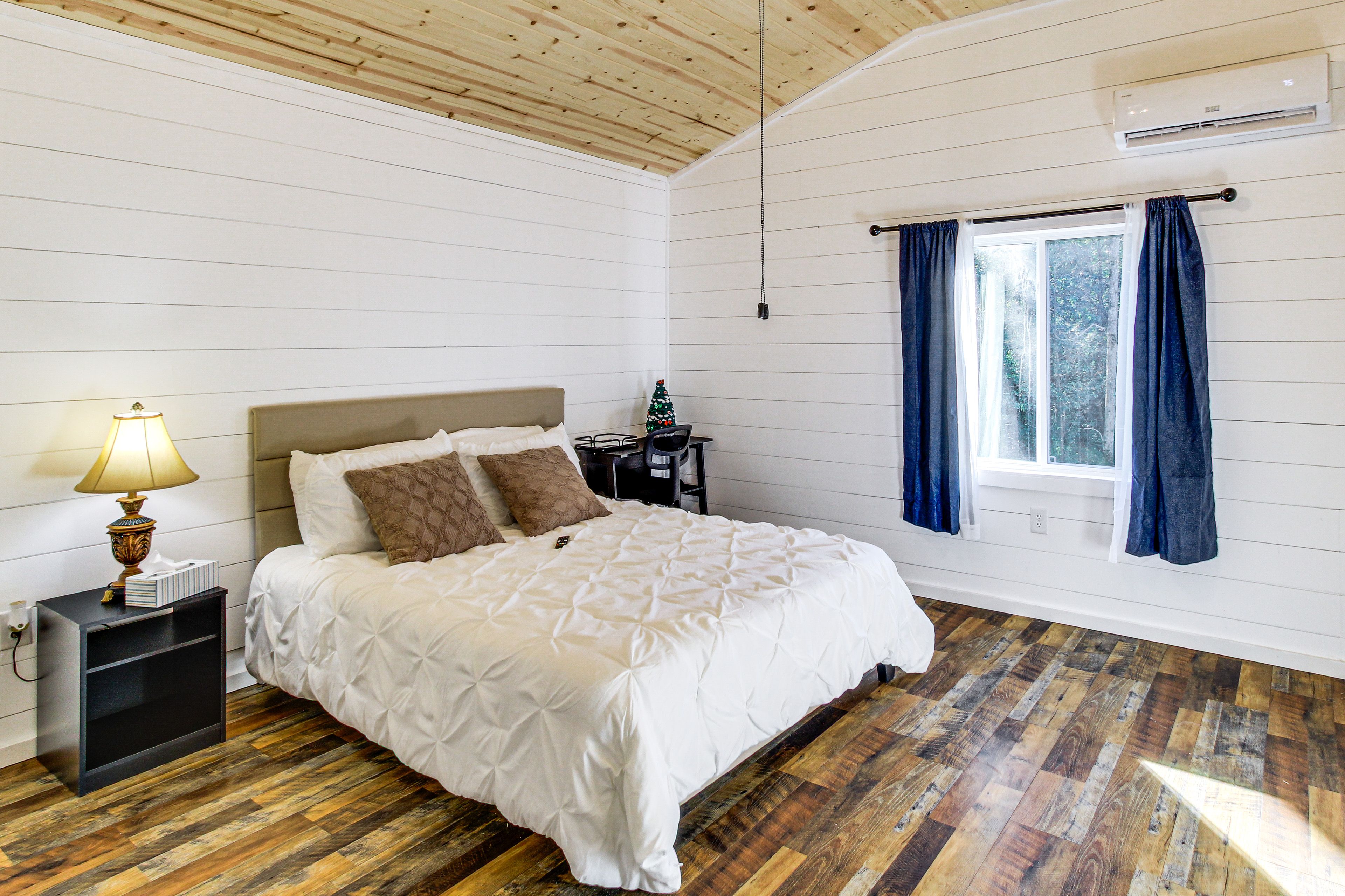 Bedroom | Queen Bed | TV | Laptop Workspace | Free WiFi