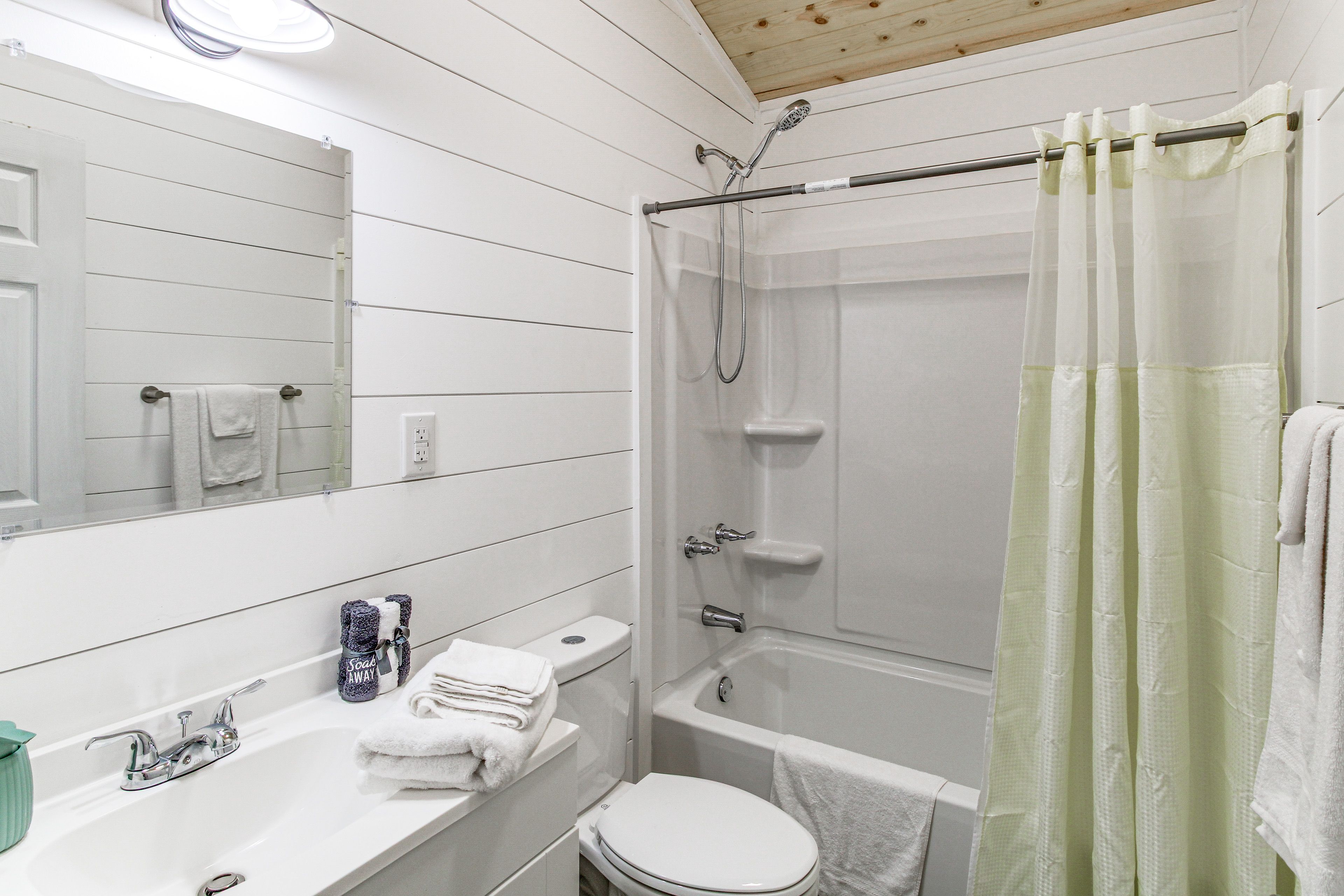 Full Bathroom | Towels Provided