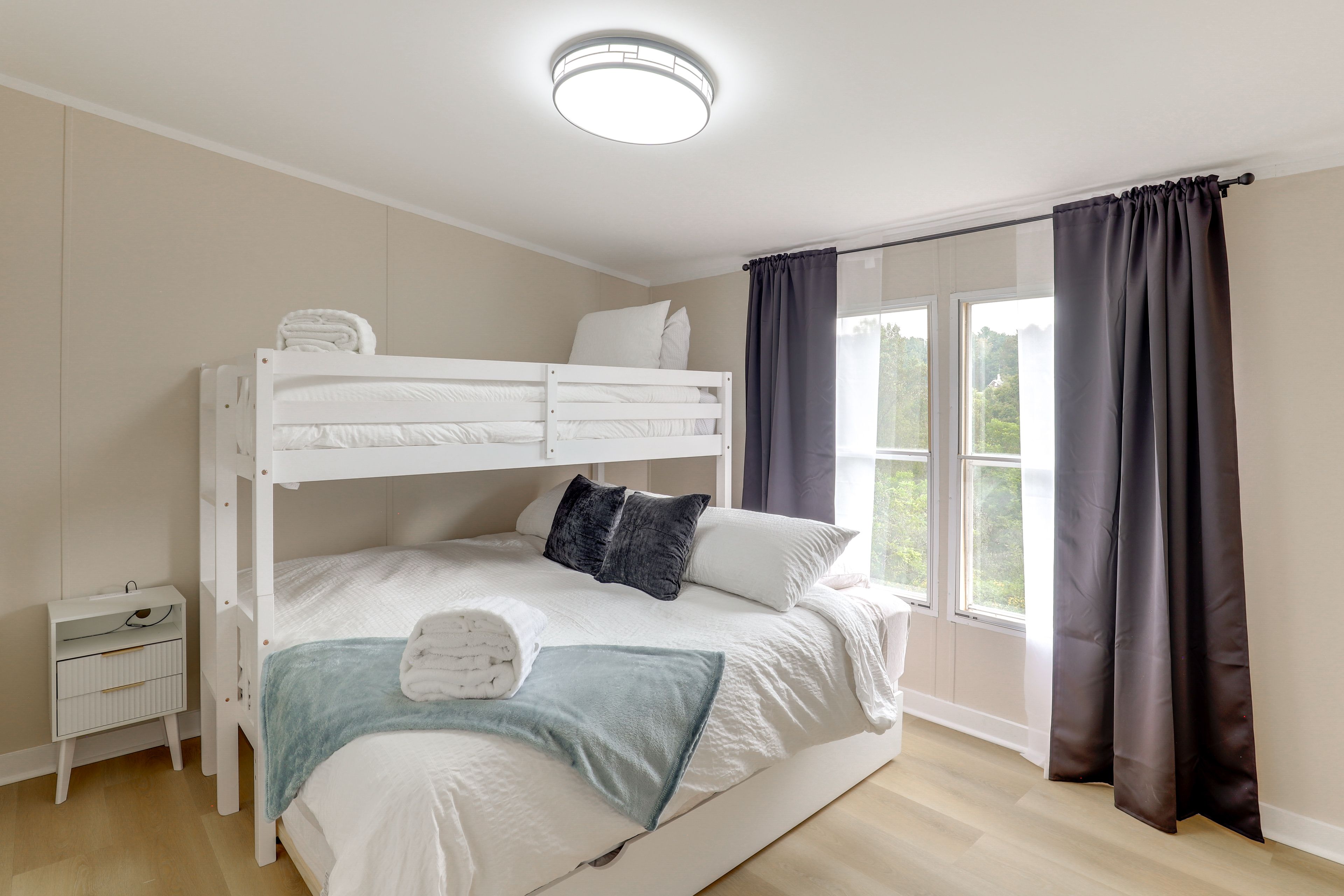 Bedroom 3 | Twin/King Bunk Bed w/ Twin Trundle