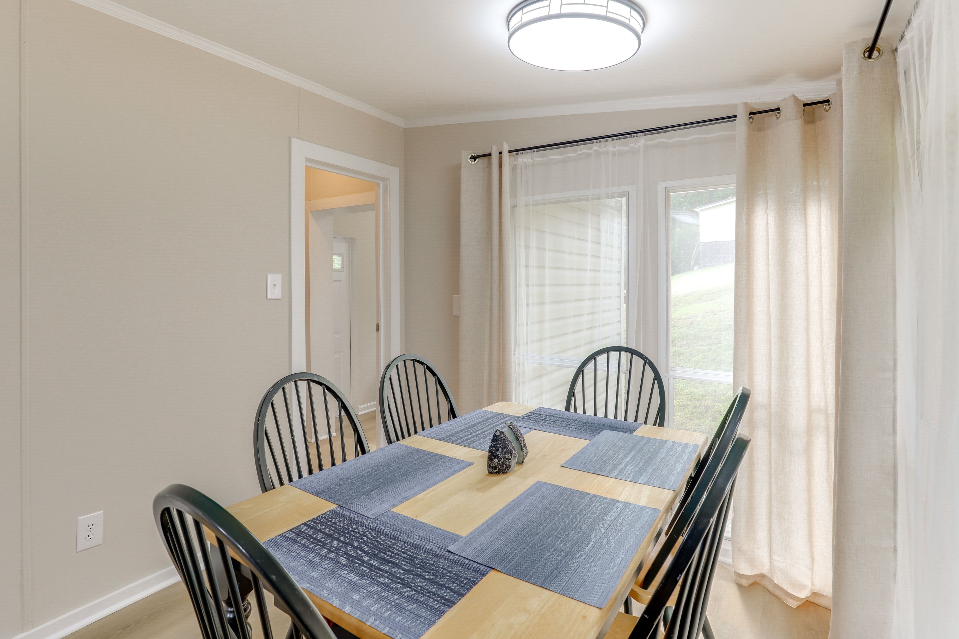 Dining Area | Dishware/Flatware Provided