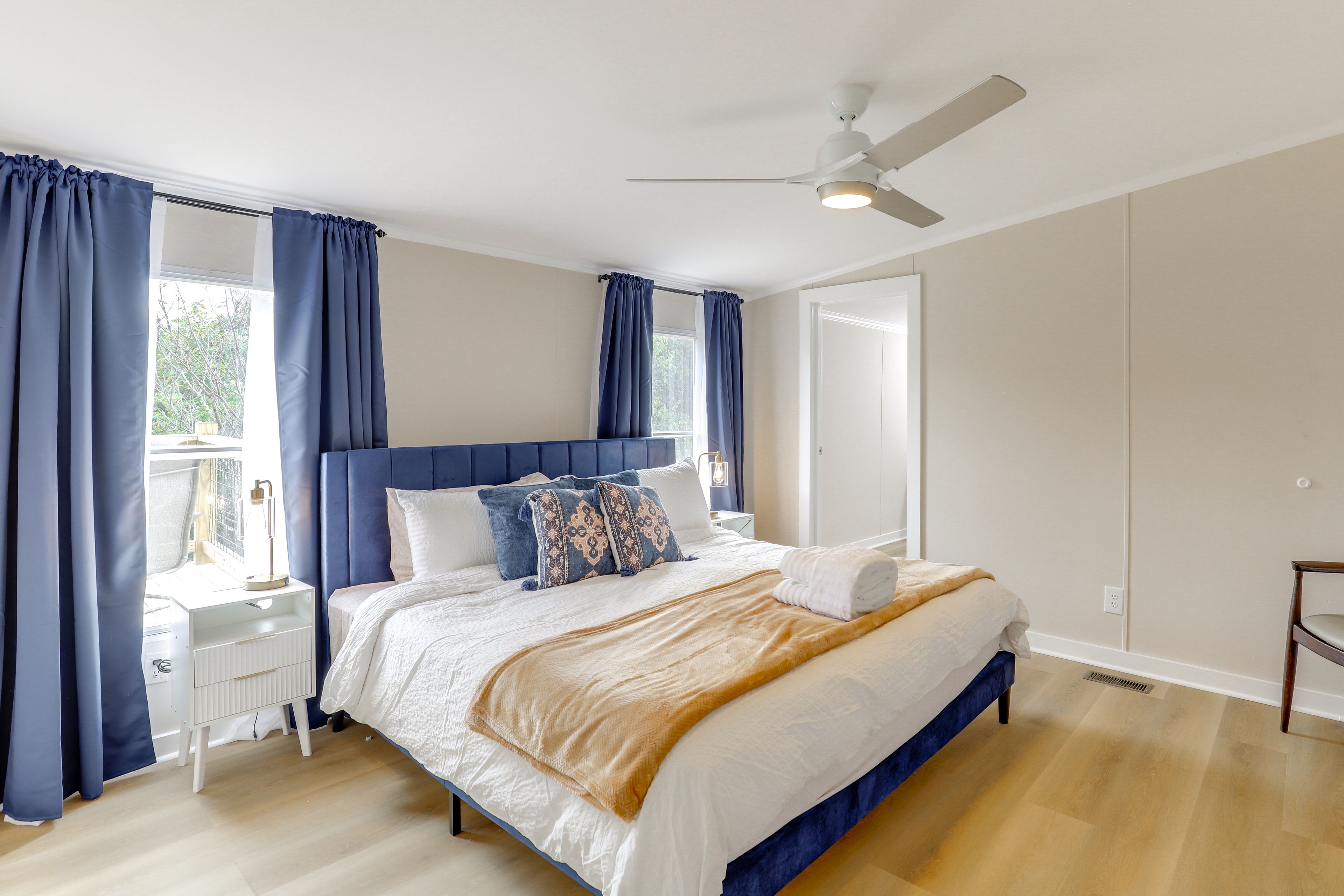 Bedroom 1 | King Bed