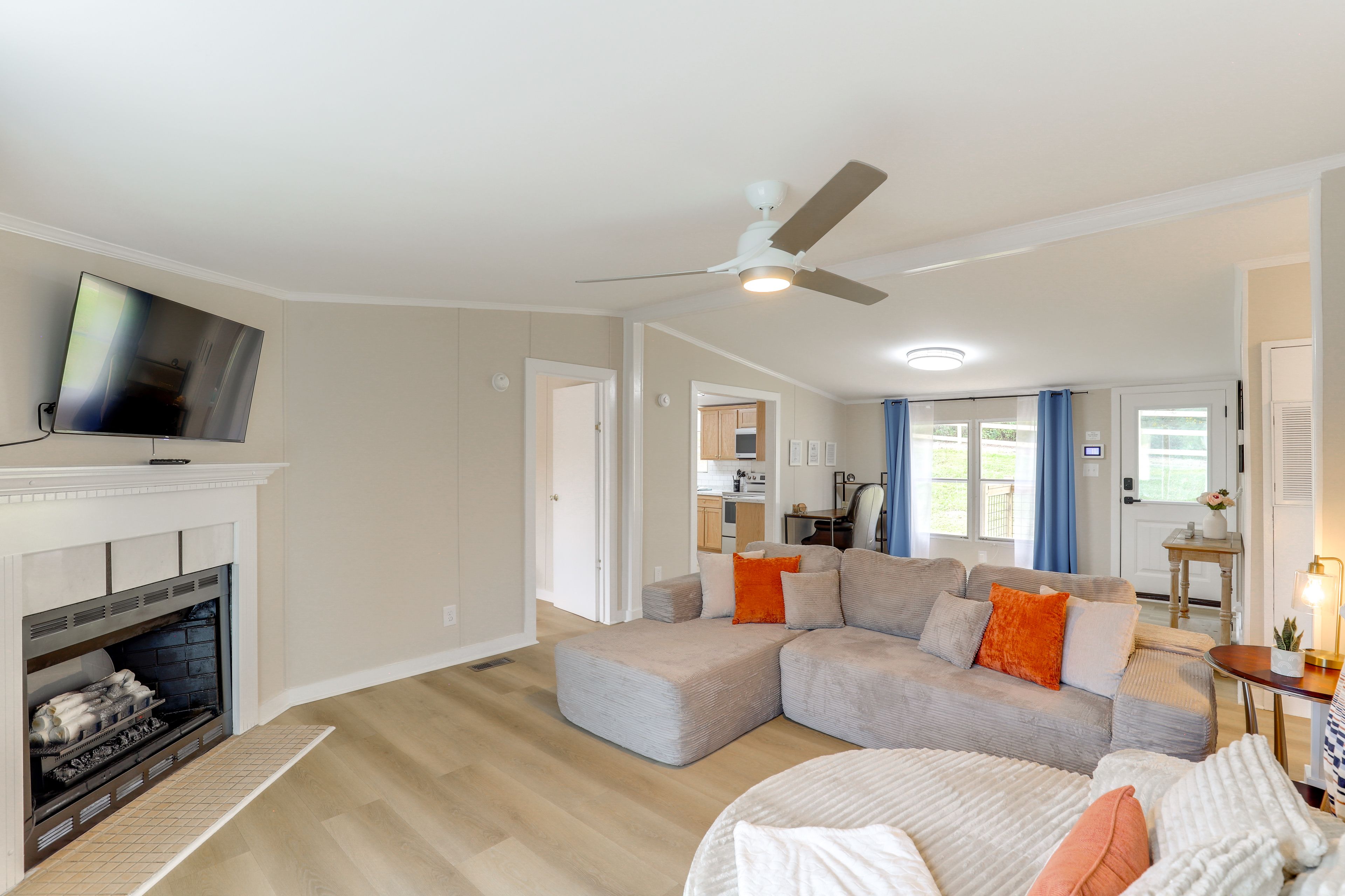 Living Room | Smart TV | Central Air Conditioning/Heat