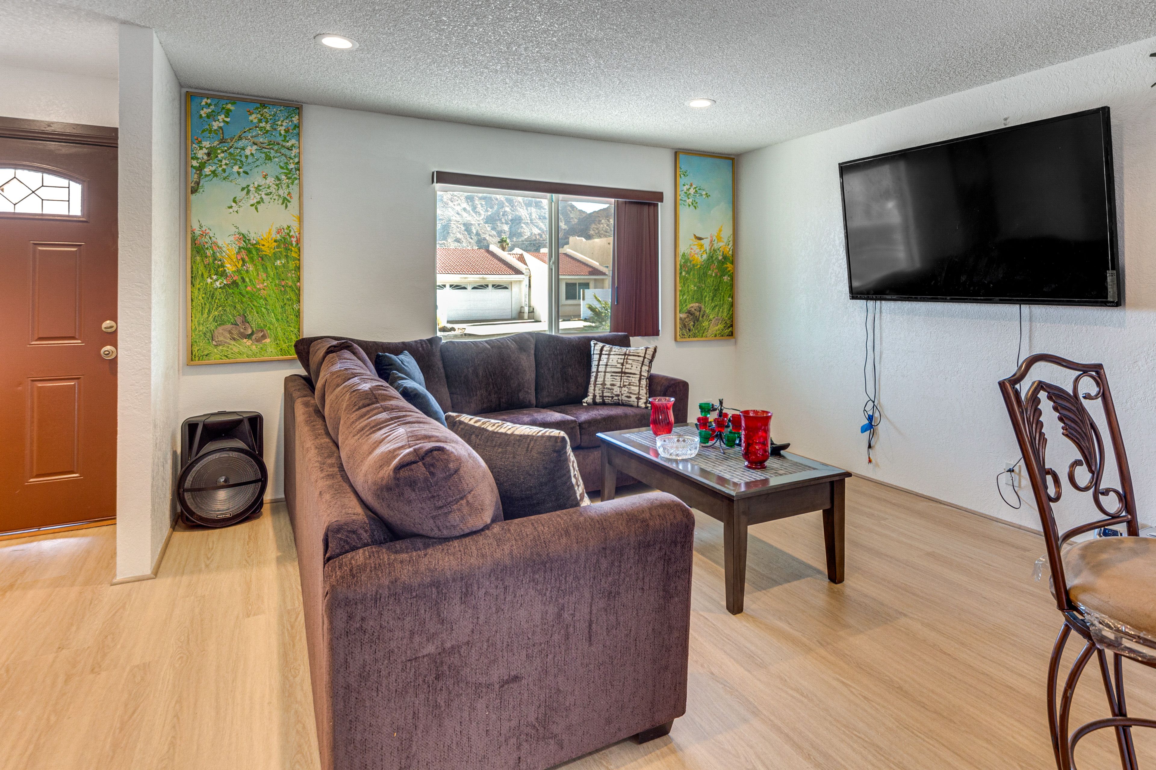 Living Room | Queen Sleeper Sofa | 1st Floor | Free WiFi