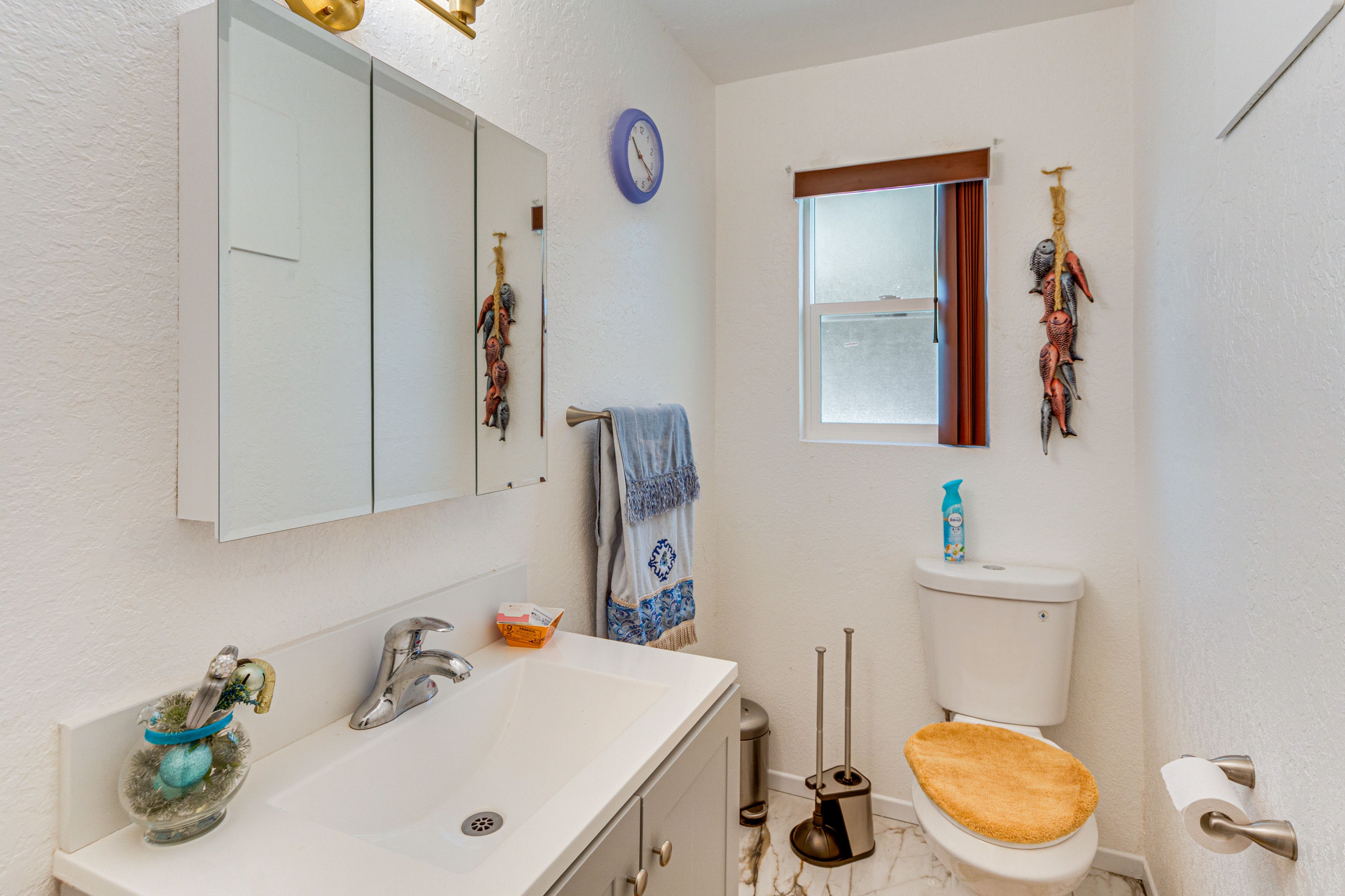 Half Bathroom | 1st Floor | Towels Provided