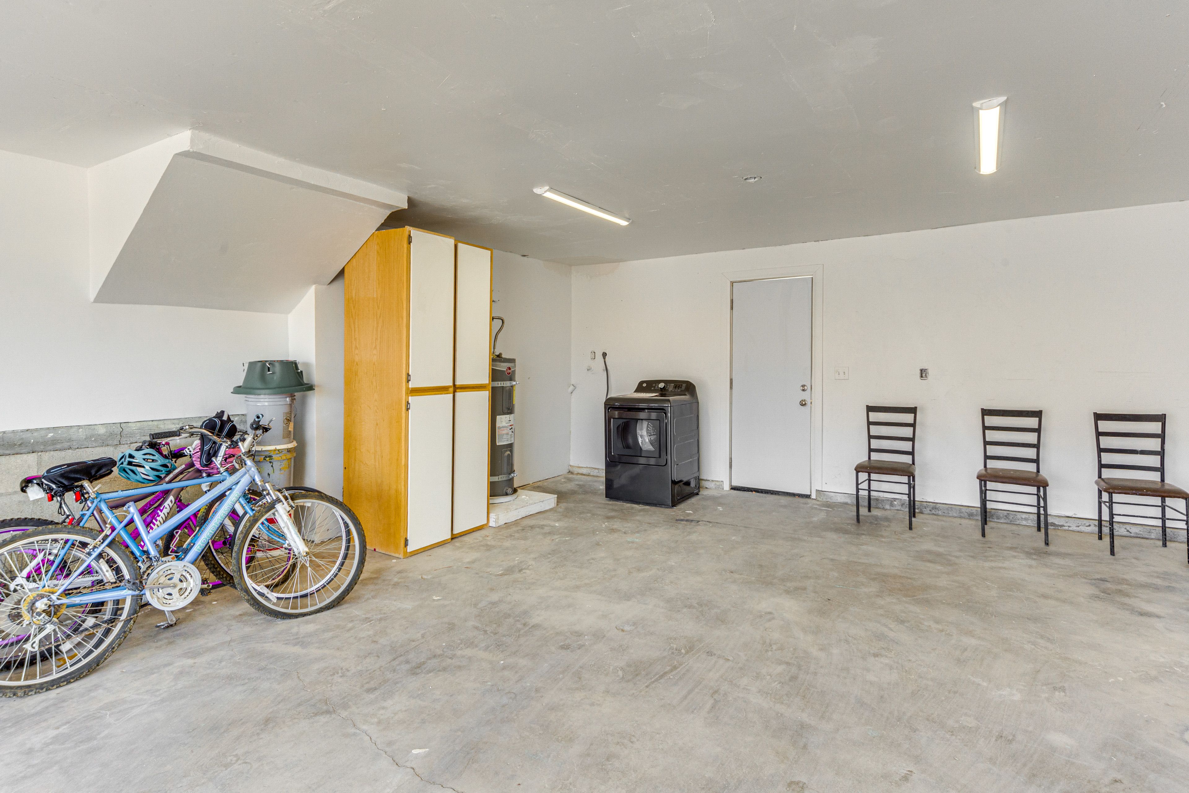 Parking | Garage (1 Vehicle) | Free Street Parking