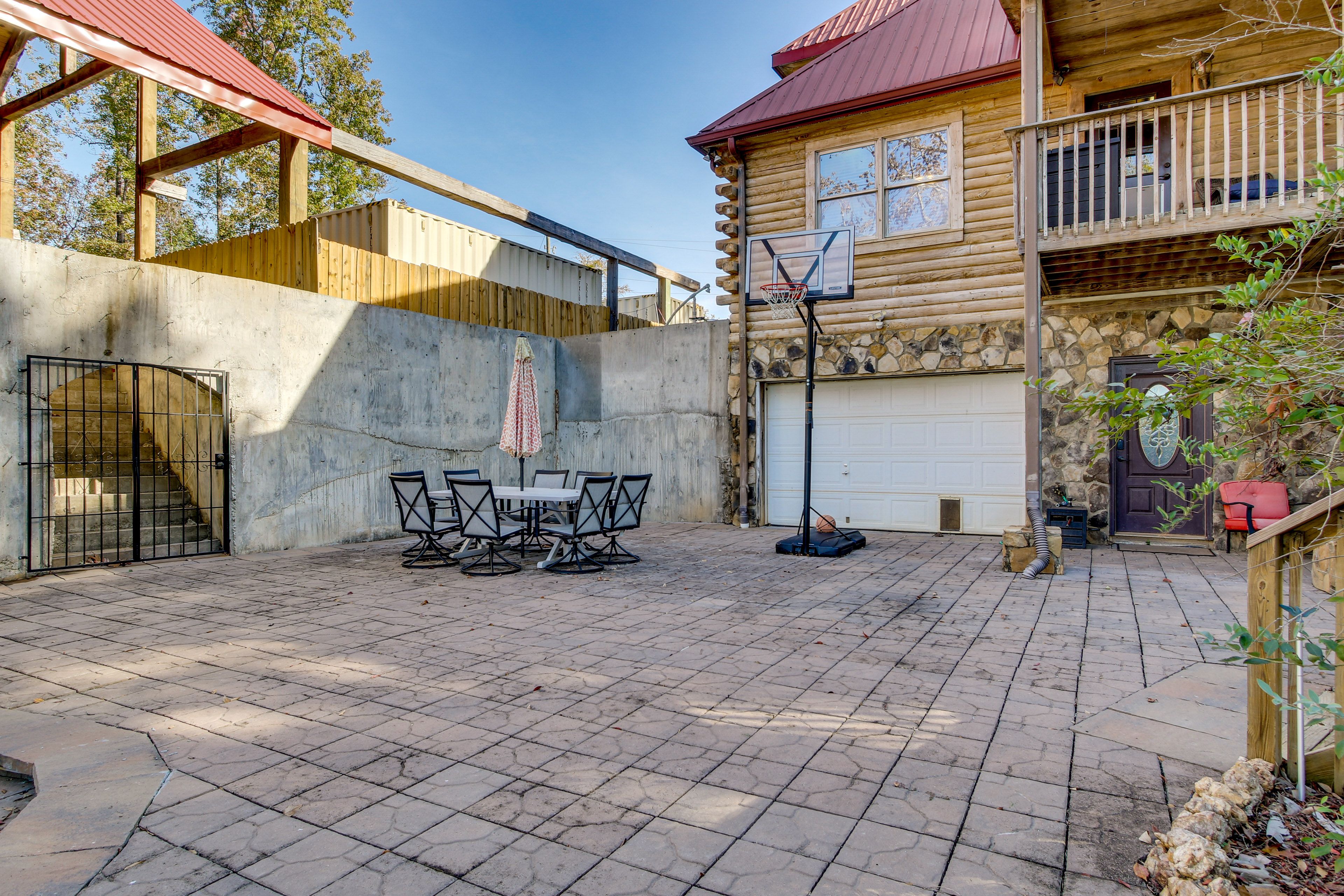 Patio | Basketball Hoop | 5-Burner Grill | Dining Set | Lakefront View