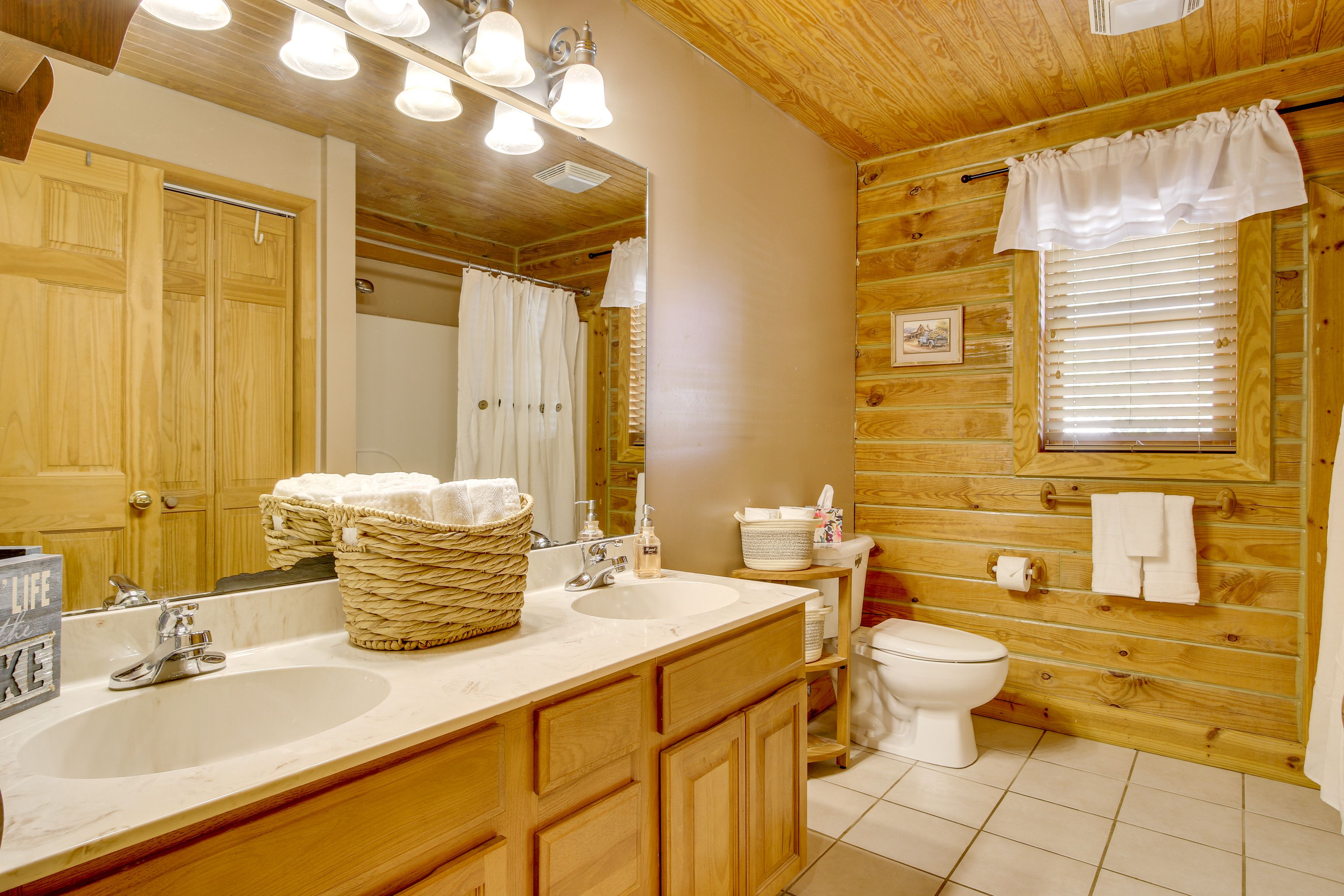 Full Bathroom | 1st Floor