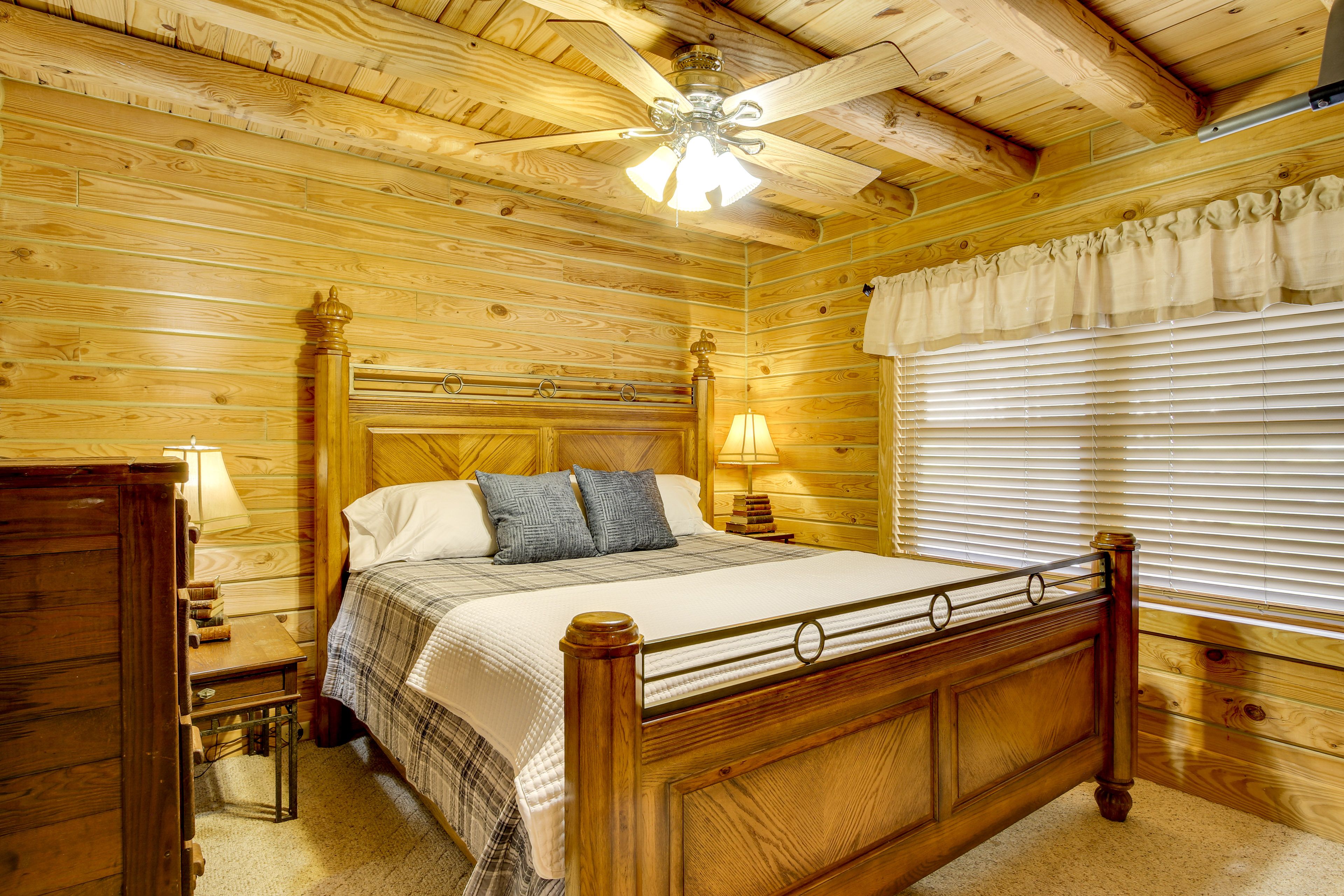 Bedroom 2 | King Bed | 1st Floor